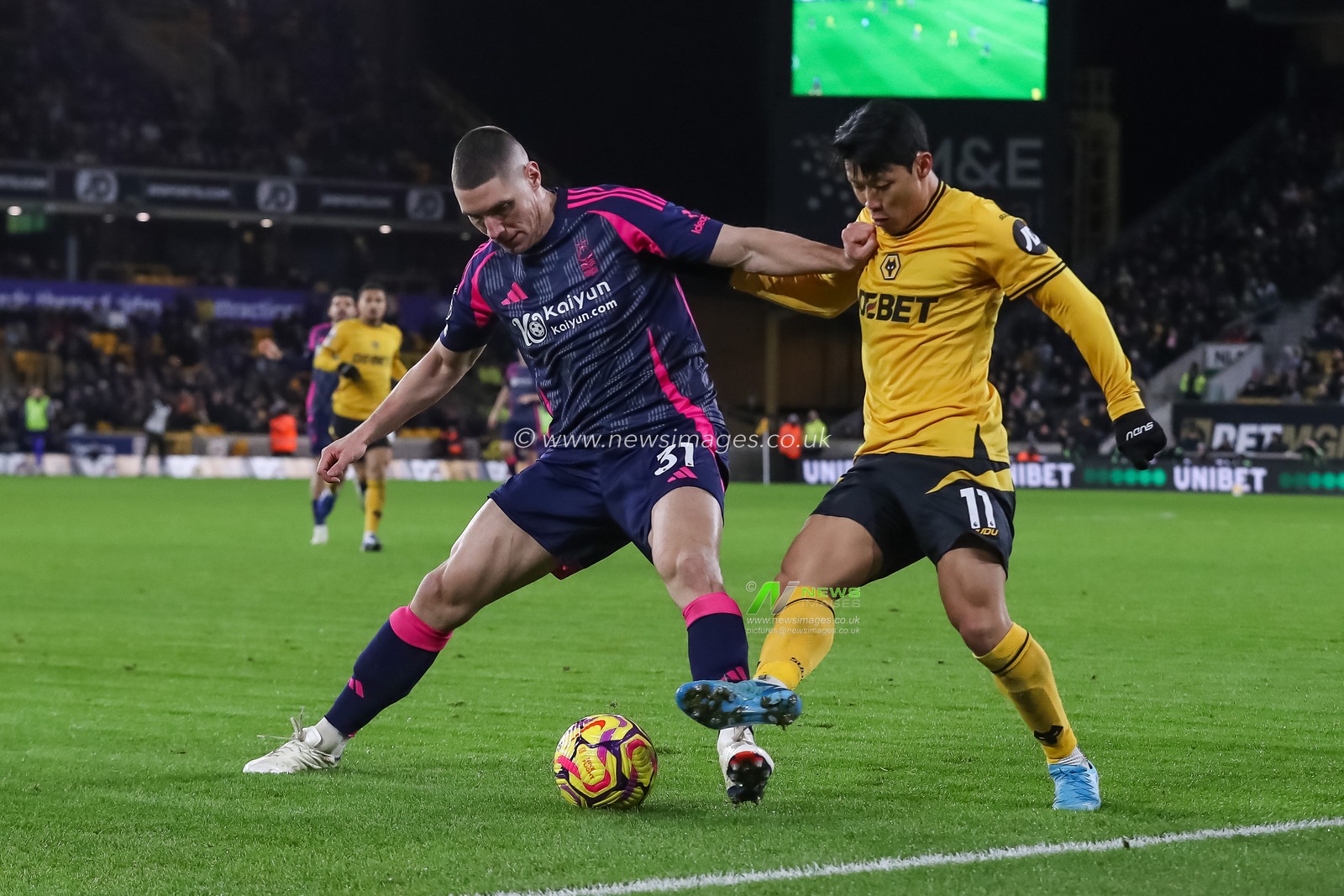 Nikola MilenkoviÄ‡ of Nottingham Forest holds off Hwang Hee-Chan of Wolverhampton Wanderers during the Premier League match Wolverhampton Wanderers vs Nottingham Forest at Molineux, Wolverhampton, United Kingdom, 6th January 2025

(Photo by Gareth Evans/News Images)