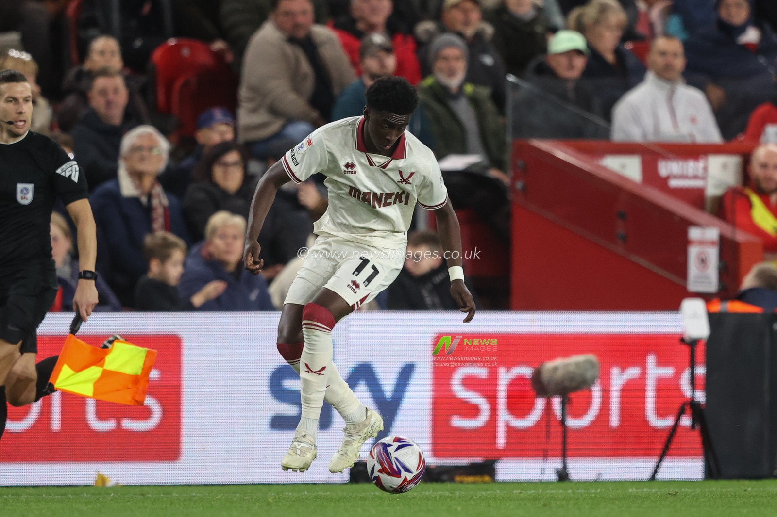 Jesuran Rak-Sakyi of Sheffield United controls the ball during the Sky Bet Championship match Middlesbrough vs Sheffield United at Riverside Stadium, Middlesbrough, United Kingdom, 23rd October 2024

(Photo by Alfie Cosgrove/News Images)
