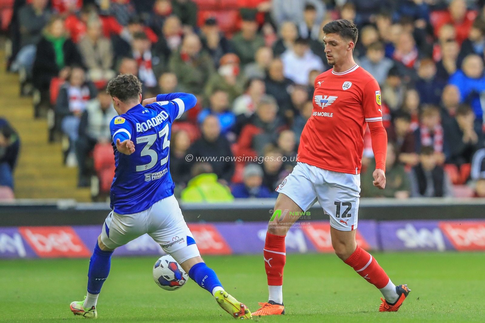 Nathan Broadhead #33 of Ipswich Town and Bobby Thomas #12 of Barnsley battle for the ball during the Sky Bet League 1 match Barnsley vs Ipswich Town at Oakwell, Barnsley, United Kingdom, 25th April 2023

(Photo by Alfie Cosgrove/News Images)