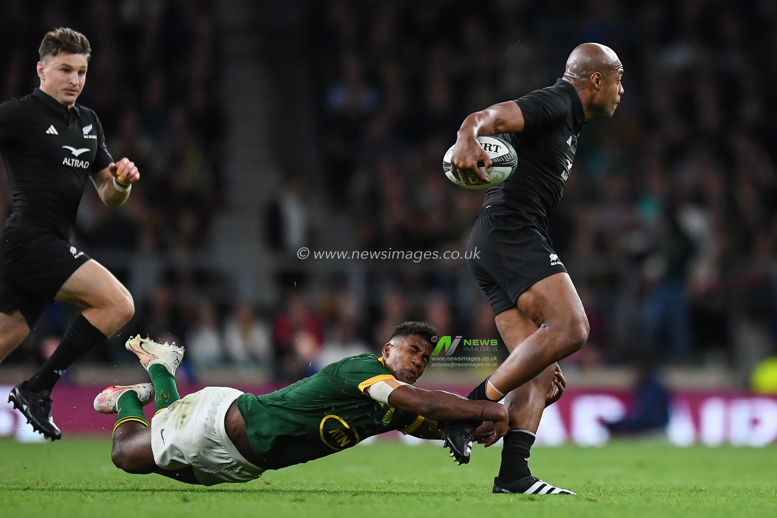 Mark Telea of New Zealand breaks the tackle of Canan Moodie of South Africa during the International match South Africa vs New Zealand at Twickenham Stadium, Twickenham, United Kingdom, 25th August 2023

(Photo by Mike Jones/News Images)
