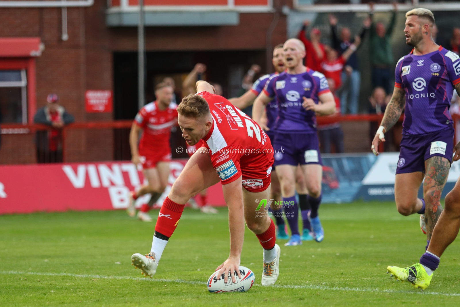 Rowan Milnes (25) of Hull KR makes a run to score his try