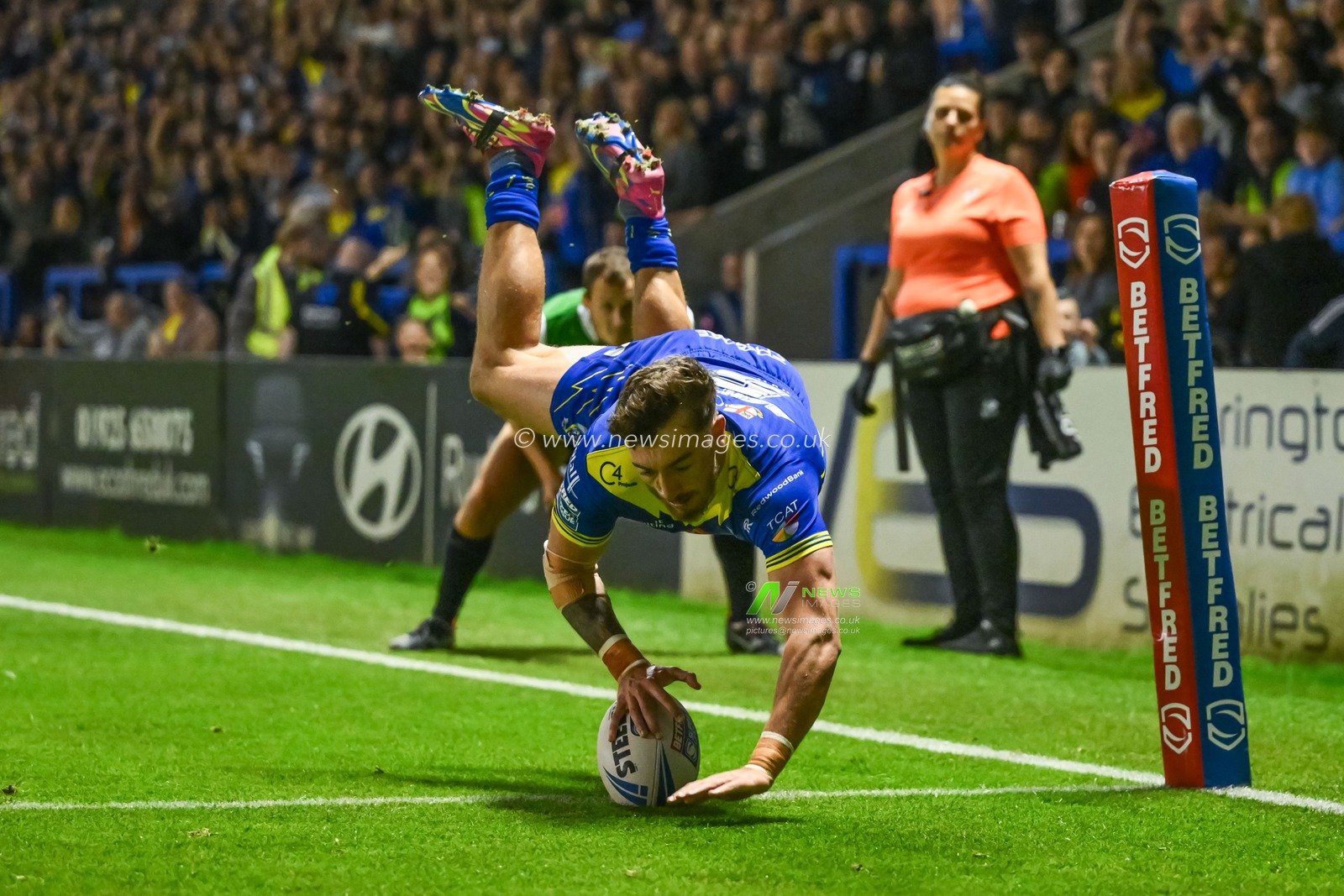Matty Ashton of Warrington Wolves goes over for a try during the Betfred Super League Round 27 match Warrington Wolves vs London Broncos at Halliwell Jones Stadium, Warrington, United Kingdom, 20th September 2024

(Photo by Craig Thomas/News Images)