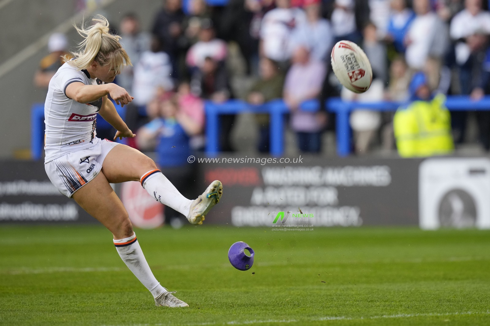 Tara-Jane Stanley #1 of England kicks a conversion during the Mid Season International match England Women vs France Women at Halliwell Jones Stadium, Warrington, United Kingdom, 29th April 2023

(Photo by Steve Flynn/News Images)