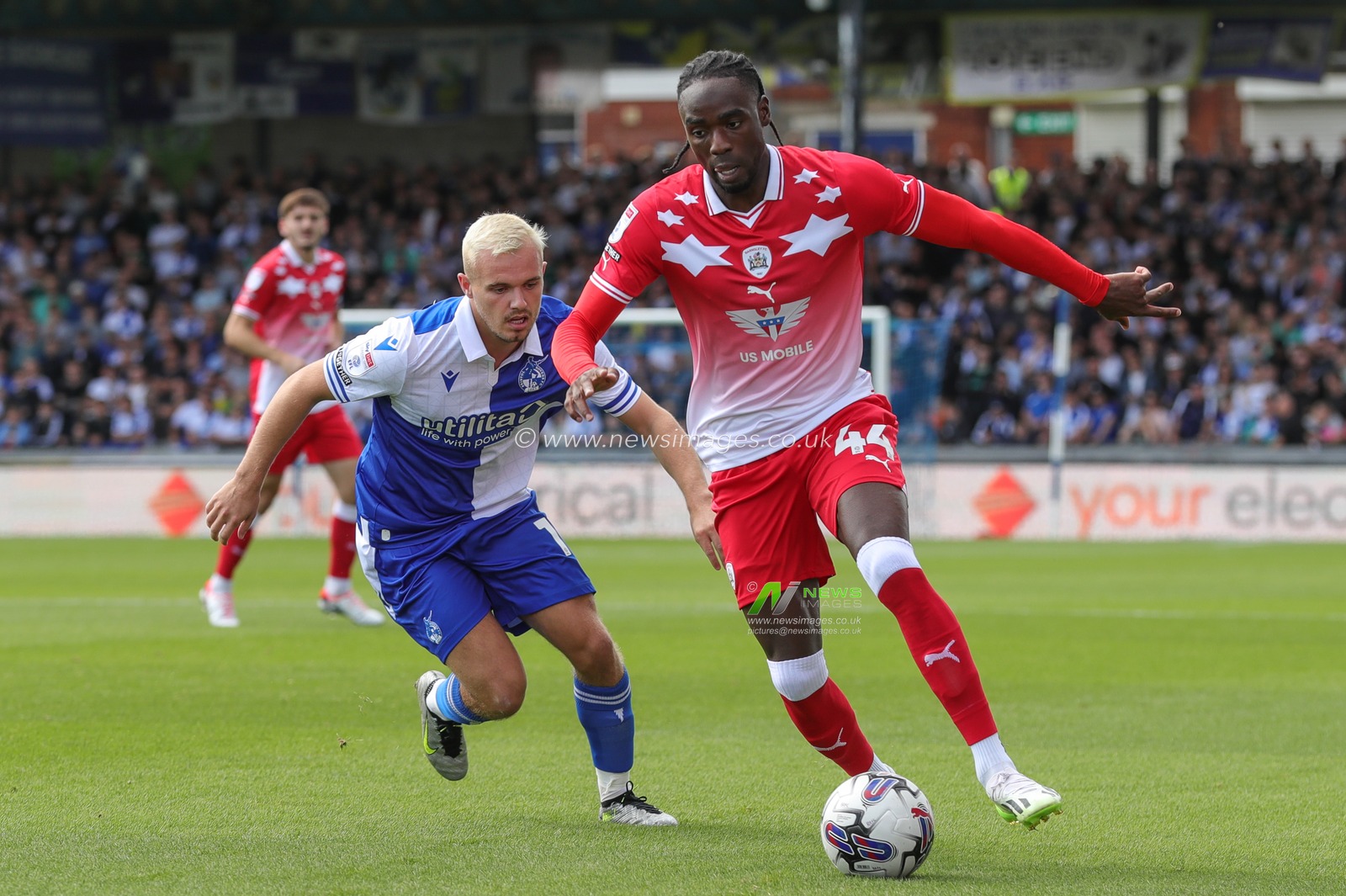 Devante Cole #44 of Barnsley breaks with the ball as Luke Thomas of Bristol Rovers pressures during the Sky Bet League 1 match Bristol Rovers vs Barnsley at Memorial Stadium, Bristol, United Kingdom, 12th August 2023

(Photo by Alfie Cosgrove/News Images)