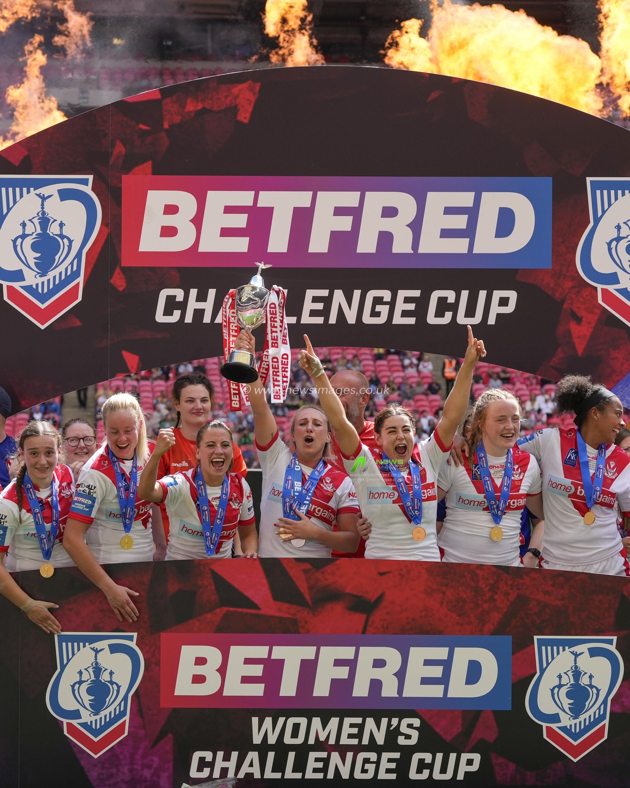 Jodie Cunningham #13 of St. Helens lifts the BetFred Women's Challenge Cup trophy after the Betfred Challenge Cup match Hull KR vs Leigh Leopards at Wembley Stadium, London, United Kingdom, 12th August 2023

(Photo by Steve Flynn/News Images)
