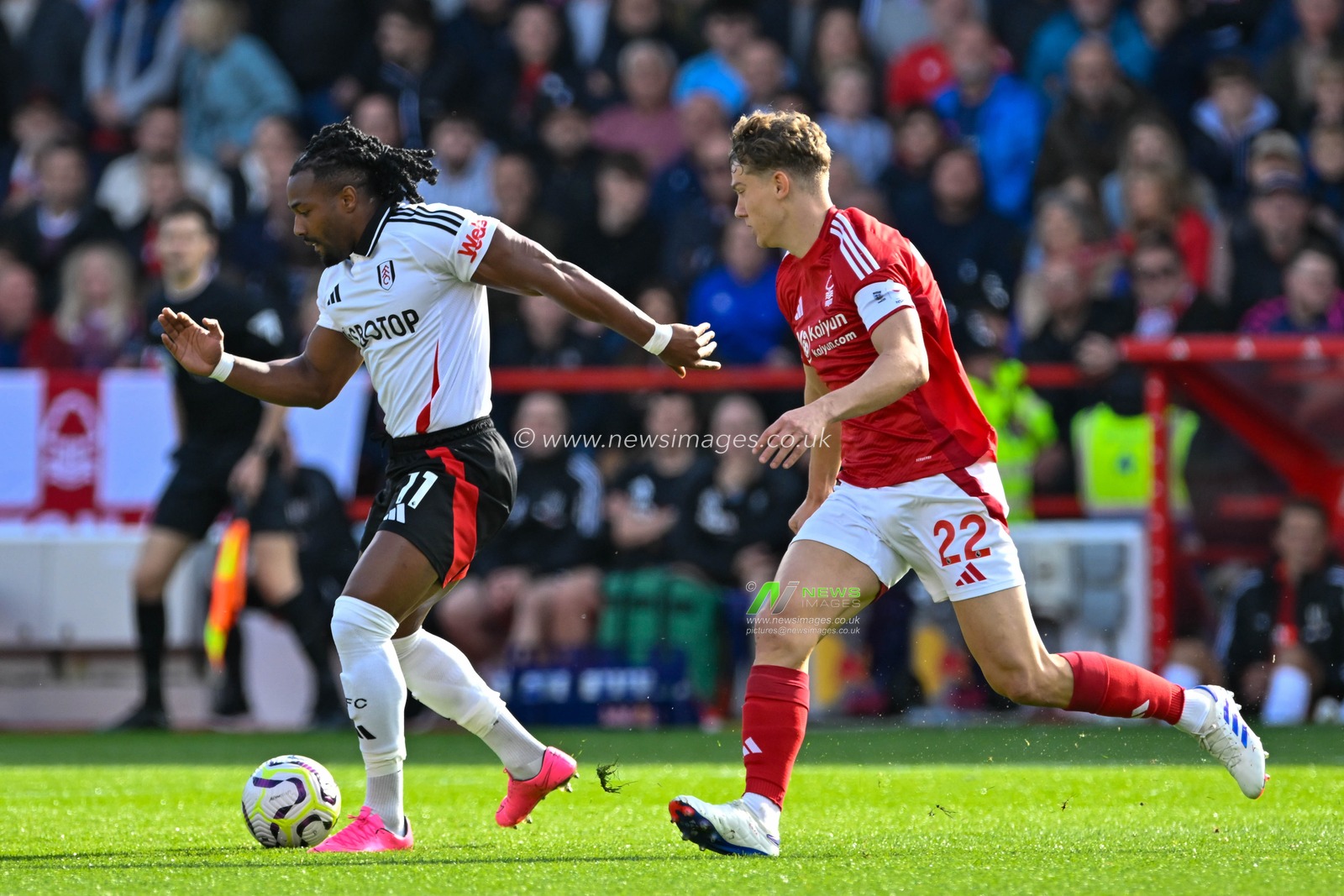 Adama TRAORE of Fulham FC attacking with the ball with Ryan YATES of Nottingham Forrest defending during the Premier League match Nottingham Forest vs Fulham at City Ground, Nottingham, United Kingdom, 28th September 2024

(Photo by Mark Dunn/News Images)