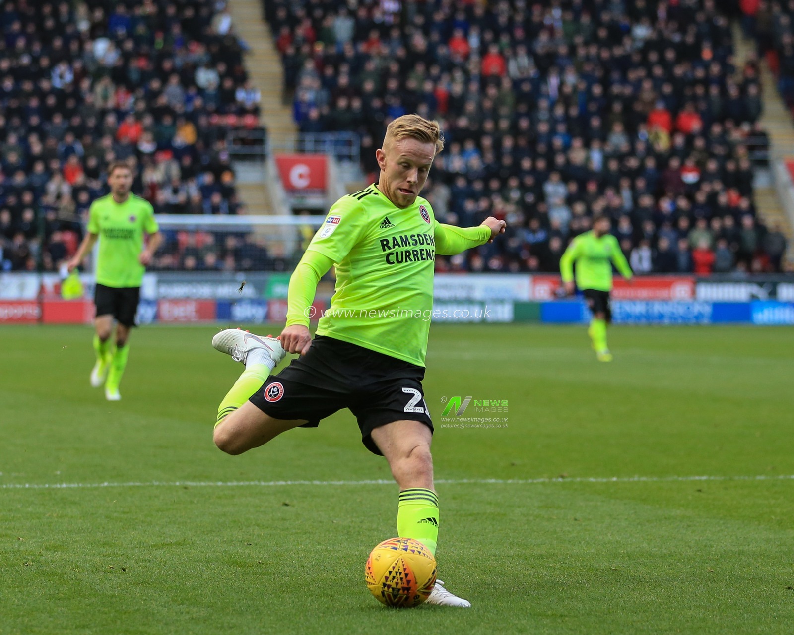 24th November 2018, New York Stadium, Rotherham, England; Sky Bet Championship Rotherham Utd v Sheffield United  ; Mark Duffy (21) of Sheffield United crosses the ball 


Credit: Mark Cosgrove/News Images

English Football League images are subject to DataCo Licence