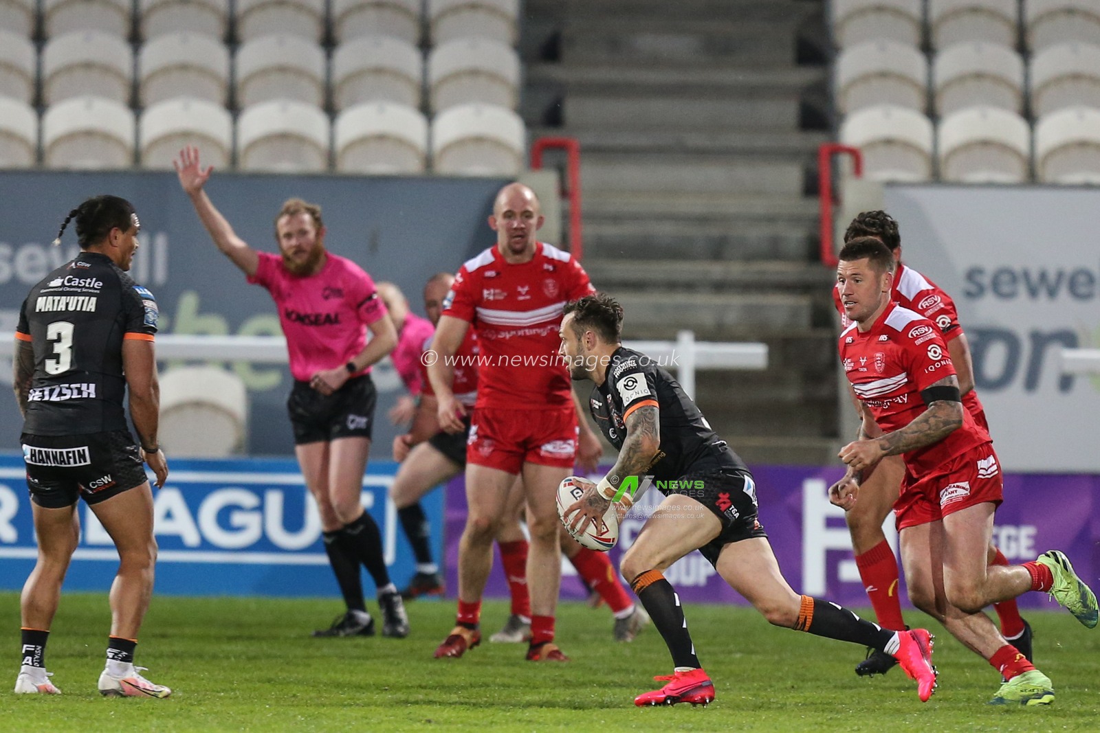 Gareth O'Brien (31) of Castleford Tigers runs at the Hull KR defence