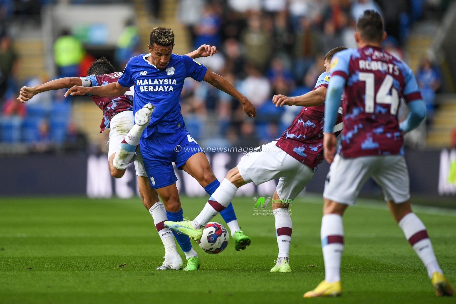 Callum Robinson #47 of Cardiff City and Jack Cork #4 of Burnley during the Sky Bet Championship match Cardiff City vs Burnley at Cardiff City Stadium, Cardiff, United Kingdom, 1st October 2022

(Photo by Mike Jones/News Images)