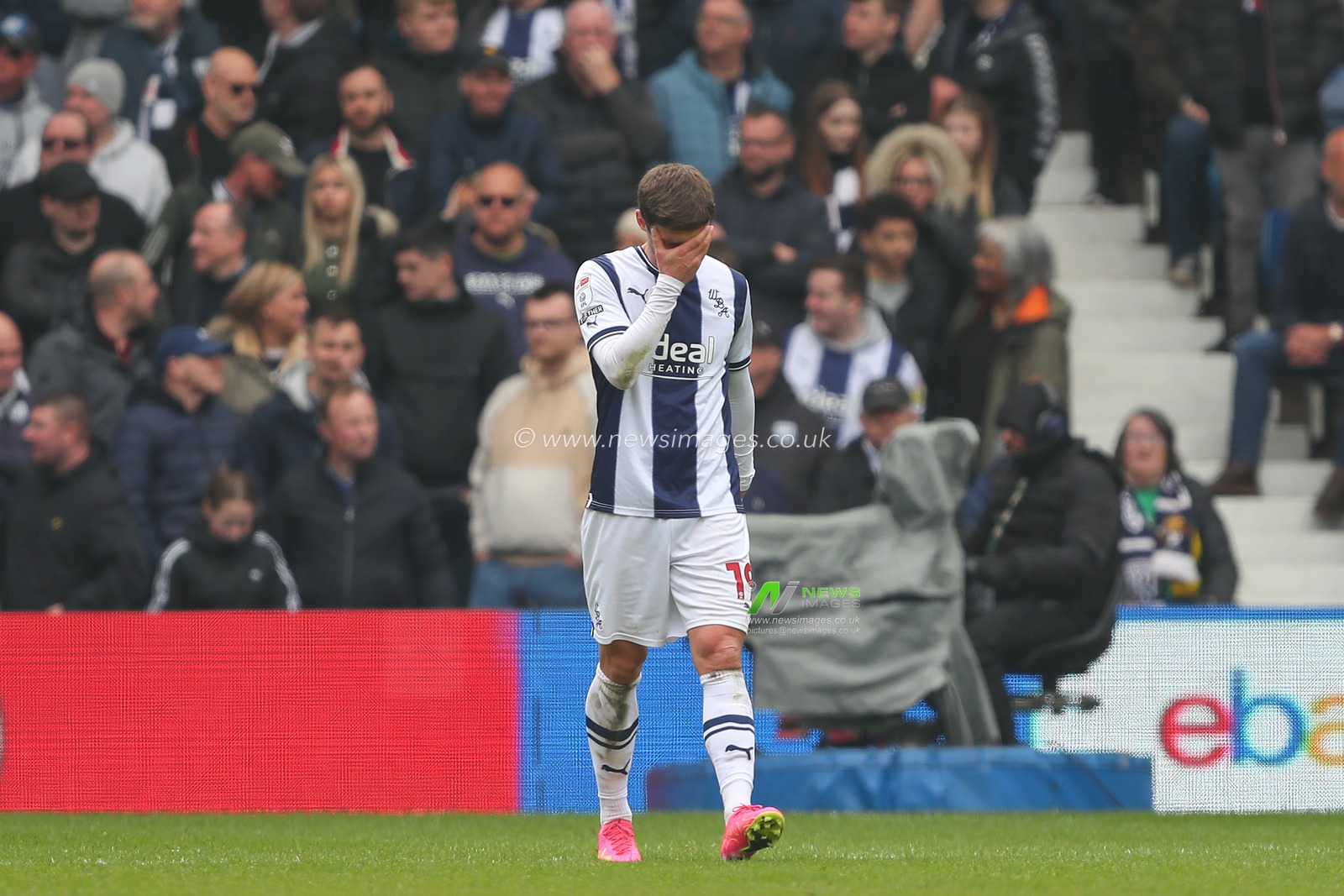 John Swift #19 of West Bromwich Albion reacts to going 1-2 down during the Sky Bet Championship match West Bromwich Albion vs Sunderland at The Hawthorns, West Bromwich, United Kingdom, 23rd April 2023

(Photo by Gareth Evans/News Images)
