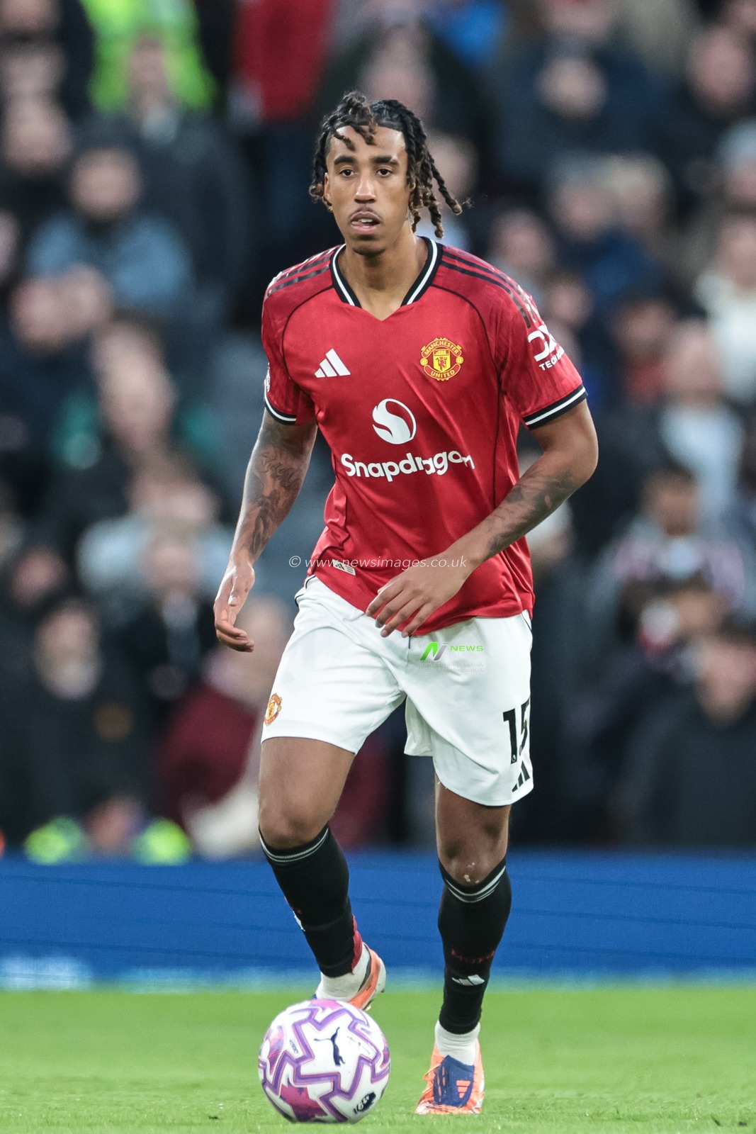 Leny Yoro of Manchester United breaks with the ball during the Premier League match Manchester United vs Brighton and Hove Albion at Old Trafford, Manchester, United Kingdom, 25th October 2025

(Photo by Mark Cosgrove/News Images)