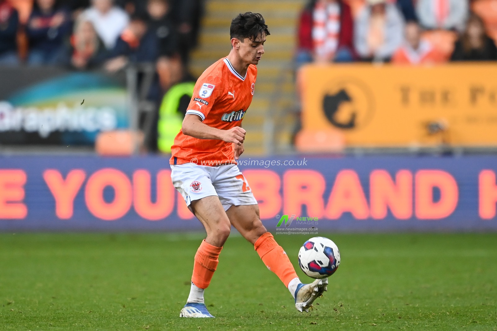 Charlie Patino #28 of Blackpool controls the ball during the Sky Bet Championship match Blackpool vs Watford at Bloomfield Road, Blackpool, United Kingdom, 8th October 2022

(Photo by Craig Thomas/News Images)