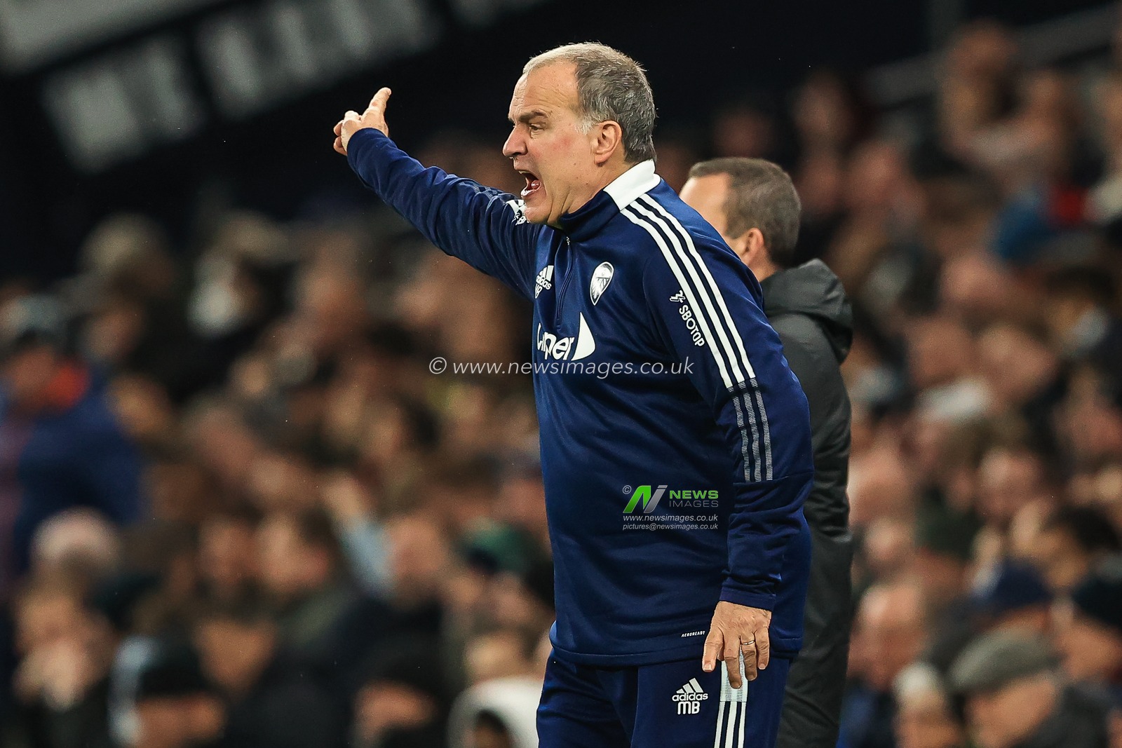 Marcelo Bielsa manager of Leeds United gives his team instructions