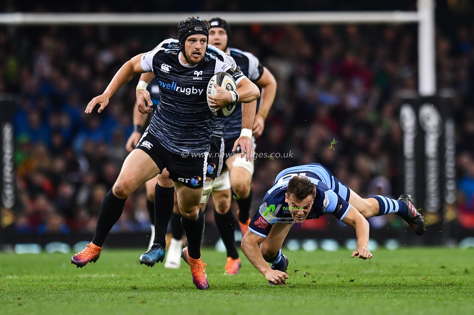 27th April 2019 , Principality Stadium , Cardiff, Wales ; Guinness pro 14â€™s, Round 21, Cardiff Blues Vs Ospreys ; Dan Evans of Ospreys evades the tackle of Jarrod Evans of Cardiff Blues

Credit:  Craig Thomas/News Images