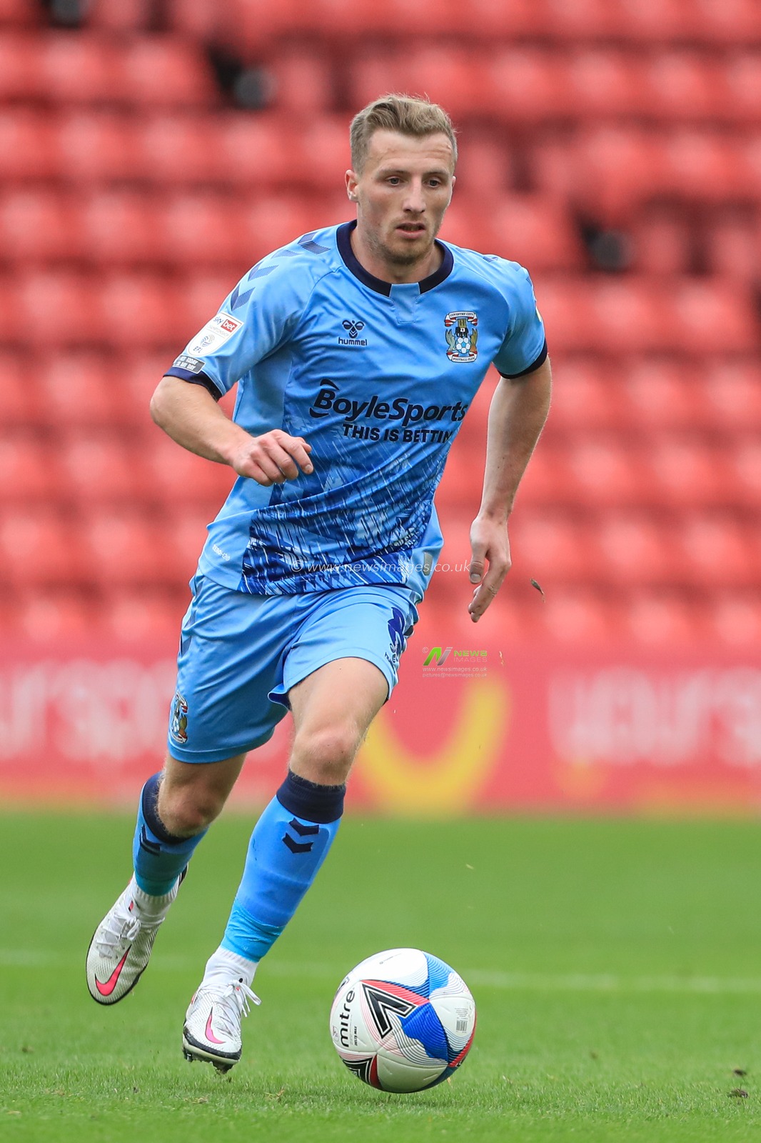Jamie Allen (8) of Coventry City breaks with the ball