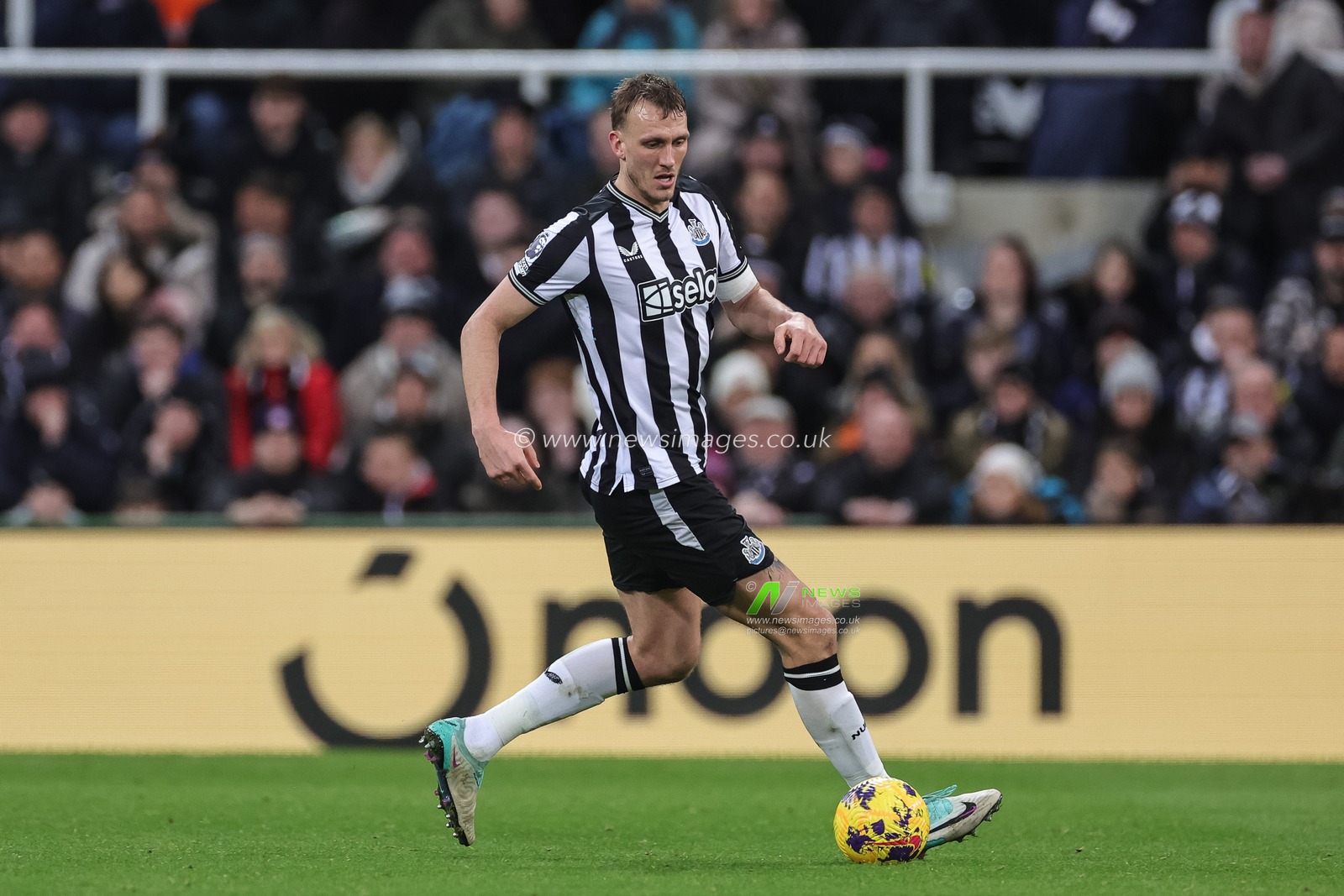 Dan Burn of Newcastle United in action during the Premier League match Newcastle United vs Manchester City at St. James's Park, Newcastle, United Kingdom, 13th January 2024

(Photo by Mark Cosgrove/News Images)
