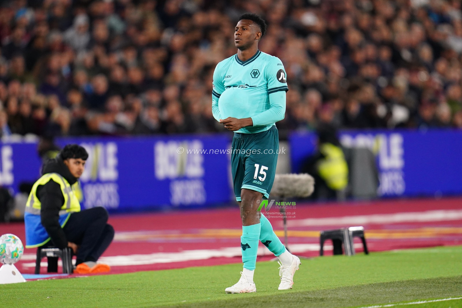 Yerson Mosquera of Wolverhampton Wanderers prepares for long throw in during the Premier League match West Ham United vs Wolverhampton Wanderers at London Stadium, London, United Kingdom on 10 April 2026

(Photo by Harvey Murphy/News Images)