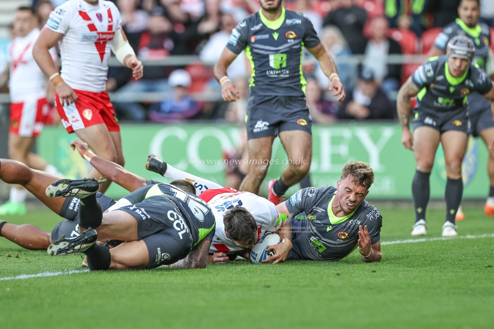 Alex Walmsley of St. Helens goes over for a try during the Betfred Super League Round 11 match St Helens vs Catalans Dragons at Totally Wicked Stadium, St Helens, United Kingdom, 15th May 2025

(Photo by Mark Cosgrove/News Images)