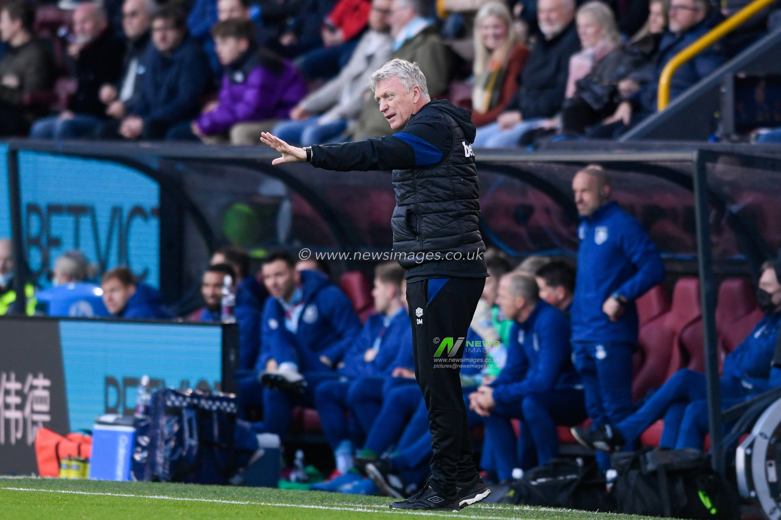 David Moyes manager of West Ham United gives instructions during the game
