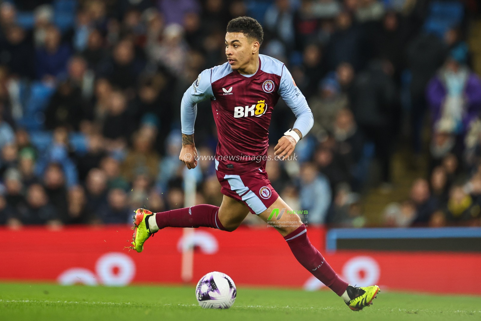 Morgan Rogers of Aston Villa makes a break with the ball during the Premier League match Manchester City vs Aston Villa at Etihad Stadium, Manchester, United Kingdom, 3rd April 2024

(Photo by Mark Cosgrove/News Images)