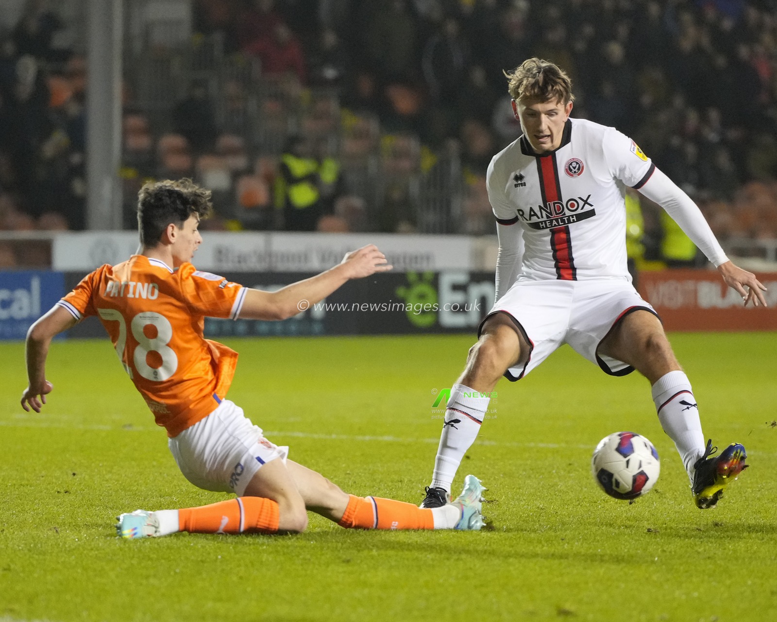 Charlie Patino #28 of Blackpool tackles Sander Berge #8 of Sheffield United during the Sky Bet Championship match Blackpool vs Sheffield United at Bloomfield Road, Blackpool, United Kingdom, 29th December 2022

(Photo by Steve Flynn/News Images)