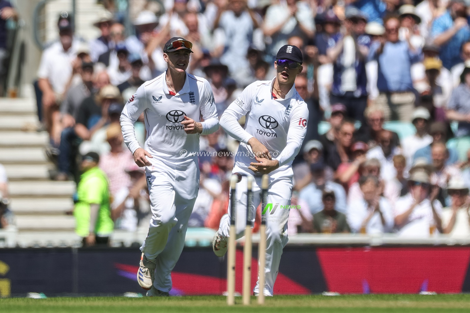 Jacob Bethell of England celebrates catching out New Zealand captain Tom Latham during the 2nd Rothesay Test Match Day 1 match England vs New Zealand at The Kia Oval, London, United Kingdom on 17 June 2026

(Photo by Mark Cosgrove/News Images)