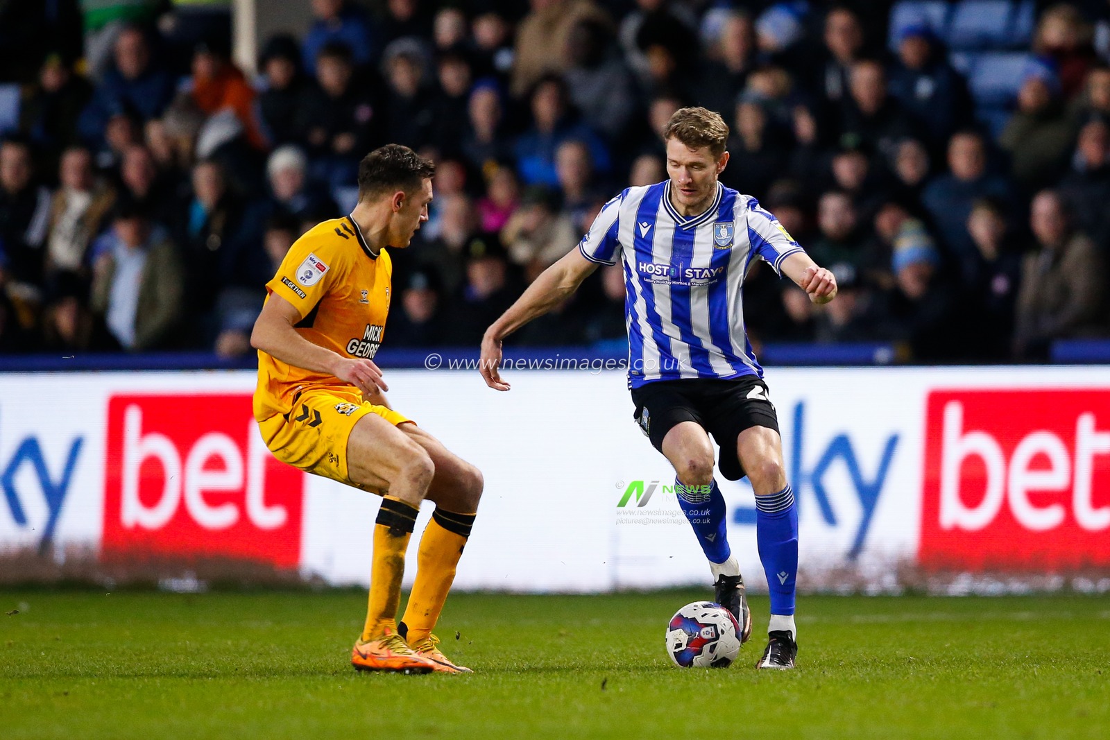 Michael Smith #24 of Sheffield Wednesday and Paul Digby #4 of Cambridge United during the Sky Bet League 1 match Sheffield Wednesday vs Cambridge United at Hillsborough, Sheffield, United Kingdom, 2nd January 2023

(Photo by Ben Early/News Images)