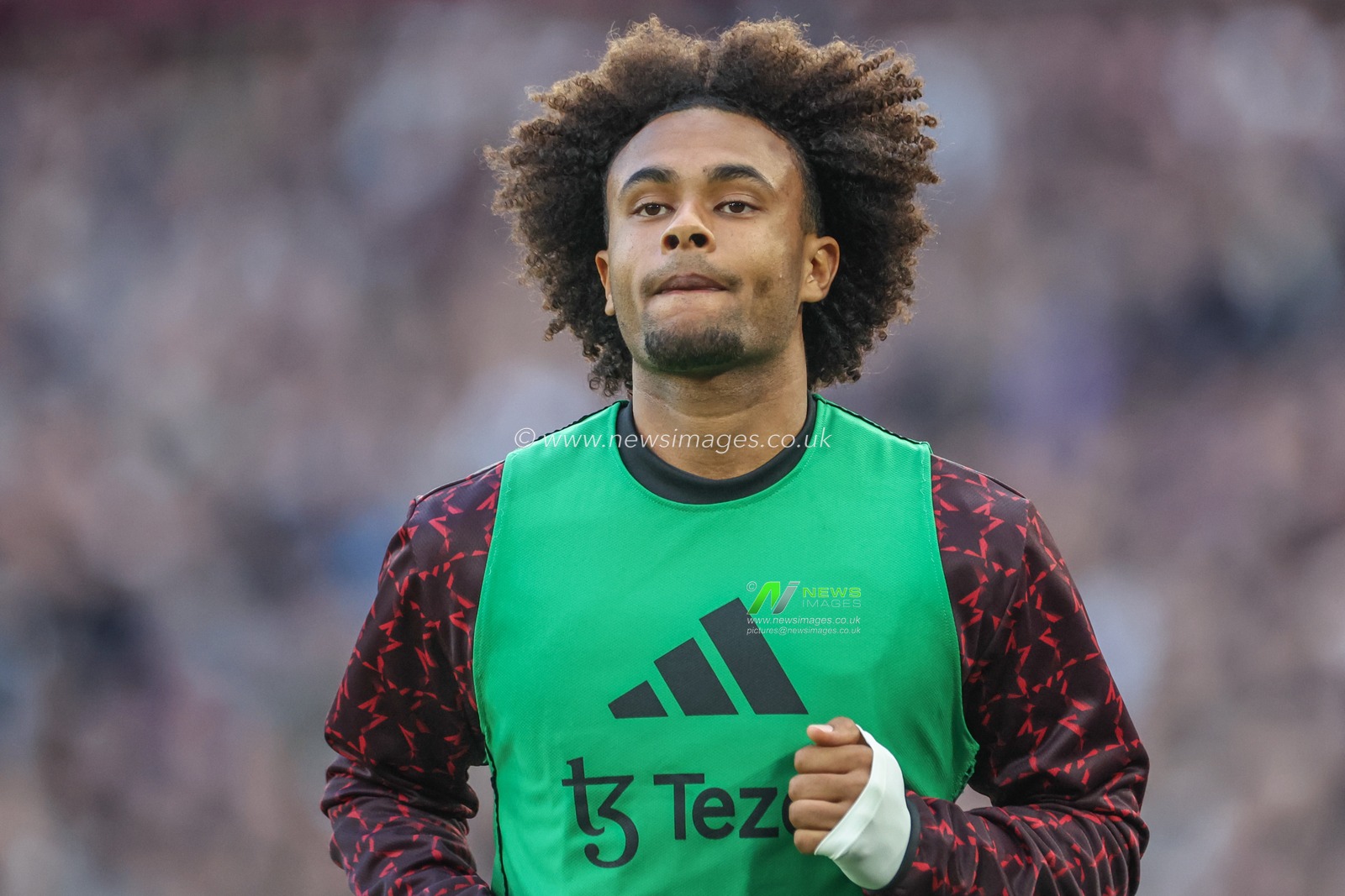Joshua Zirkzee of Manchester United warms up on the sideline during the Premier League match West Ham United vs Manchester United at London Stadium, London, United Kingdom, 27th October 2024

(Photo by Mark Cosgrove/News Images)