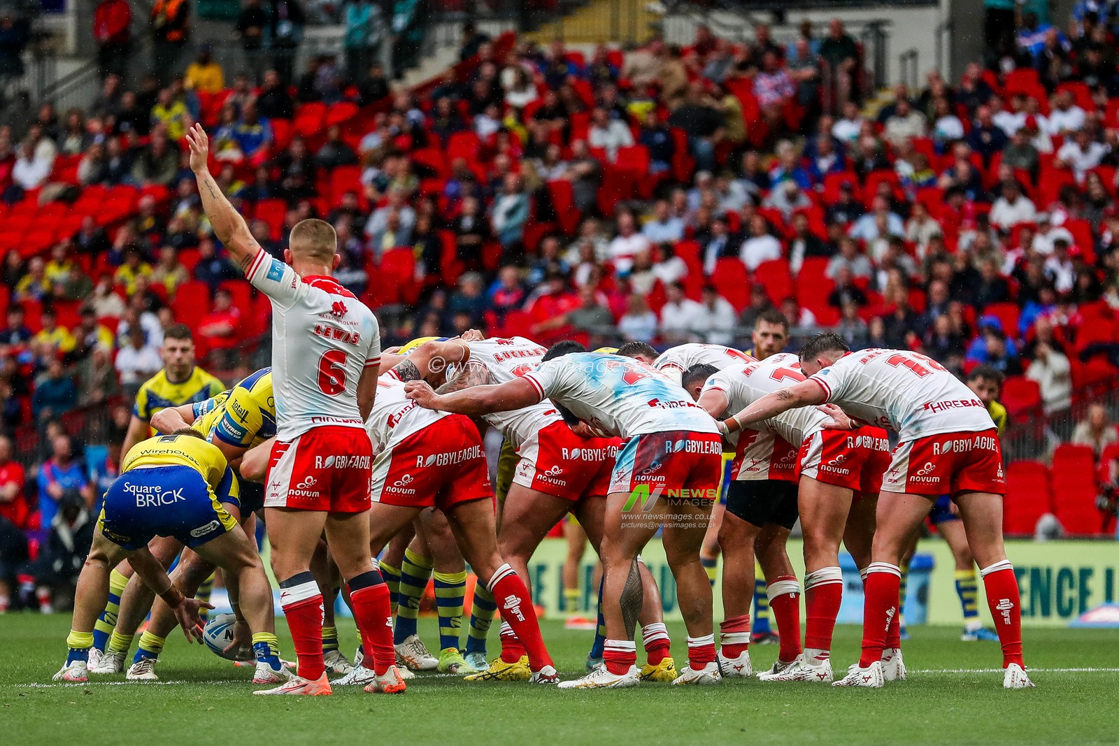 Warrington Wolves and Hull KR form a scrum during the Betfred Challenge Cup Final Warrington Wolves vs Hull KR at Wembley Stadium, London, United Kingdom, 7th June 2025

(Photo by Izzy Poles/News Images)