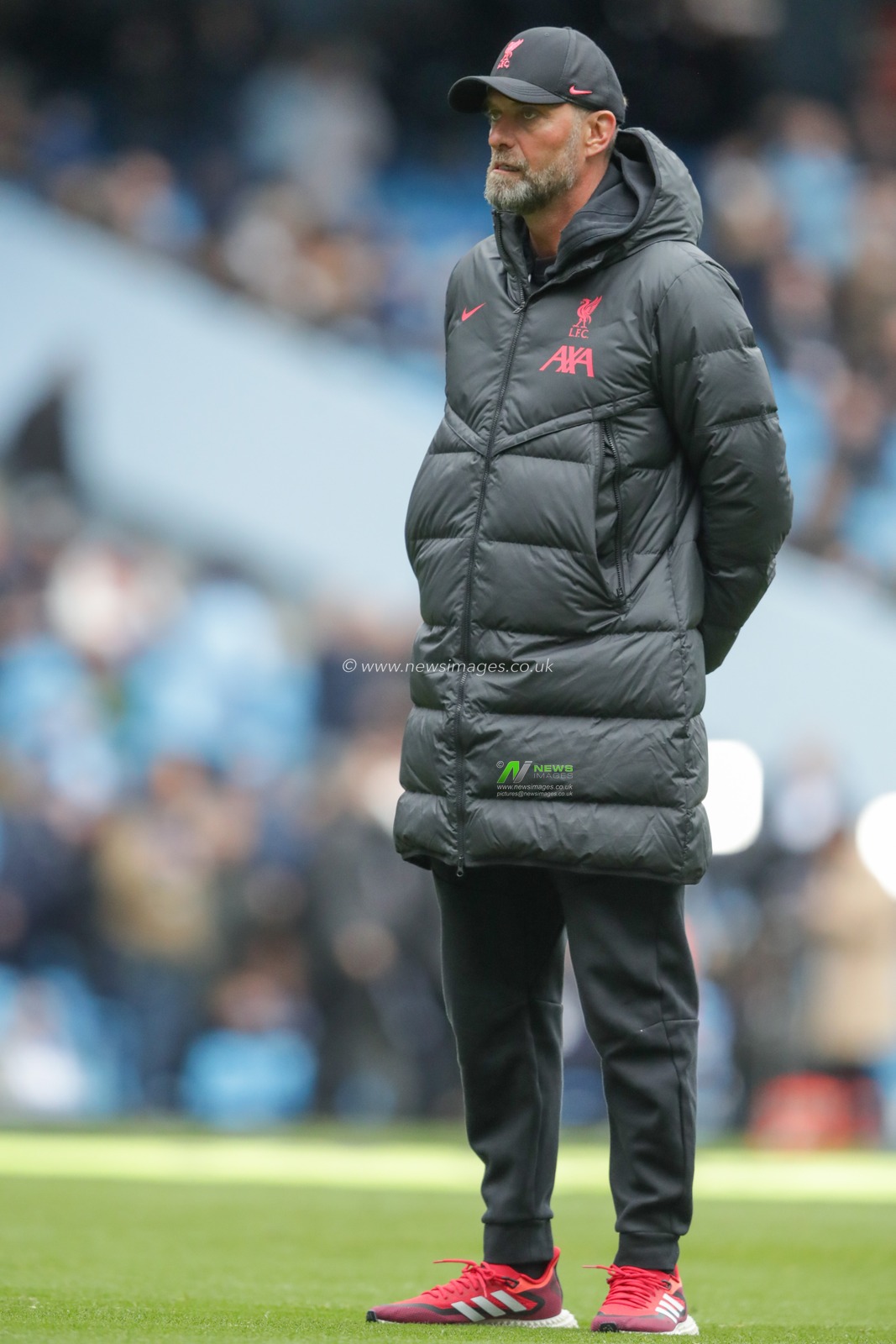 JÃ¼rgen Klopp manager of Liverpool watches his team during the pre-game warm up ahead of the Premier League match Manchester City vs Liverpool at Etihad Stadium, Manchester, United Kingdom, 1st April 2023

(Photo by Gareth Evans/News Images)