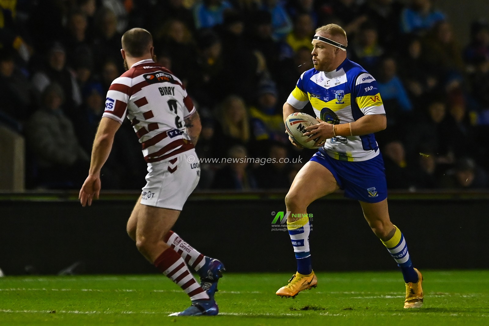Oliver Holmes (12) of Warrington Wolves in action