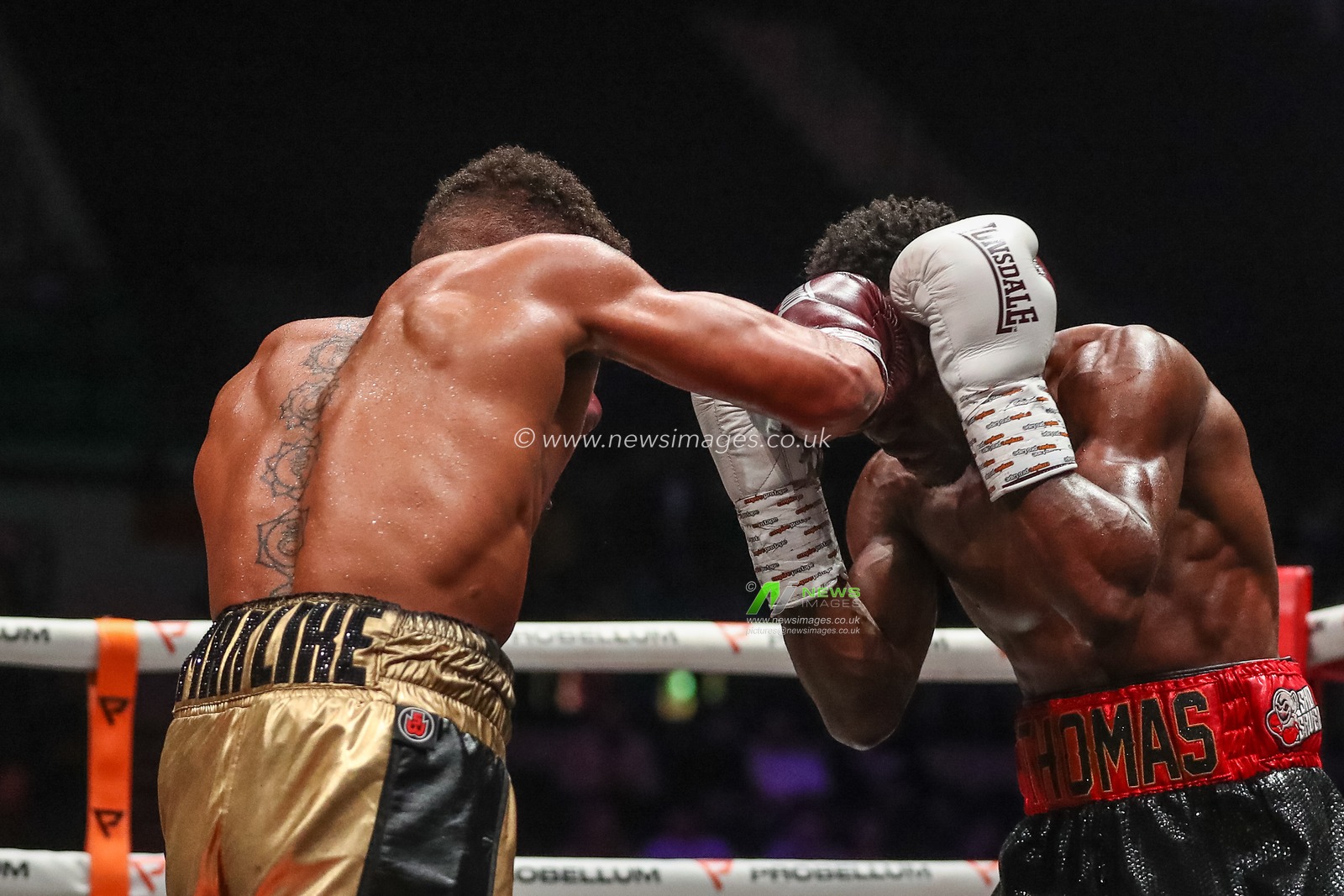 Marcel Braithwaite lands a right hook in the Thomas Essomba vs Marcel Braithwaite fight at the Sunny Edwards vs Felix Alvarado card at Utilita Arena, Sheffield, United Kingdom, 11th November 2022

(Photo by Gareth Evans/News Images)