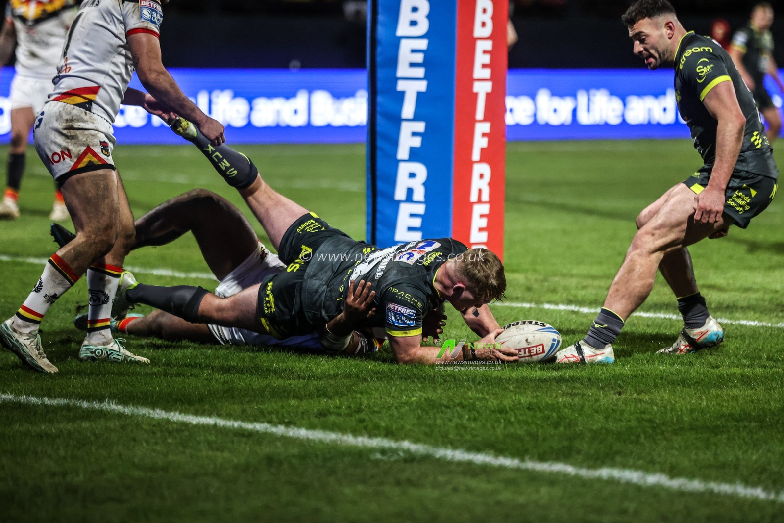 James McDonnell of Leeds Rhinos goes over for a try during the Betfred Super League round 7 match Bradford Bulls vs Leeds Rhinos at Odsal Stadium, Bradford, United Kingdom on 03 April 2026

(Photo by Alfie Cosgrove/News Images)