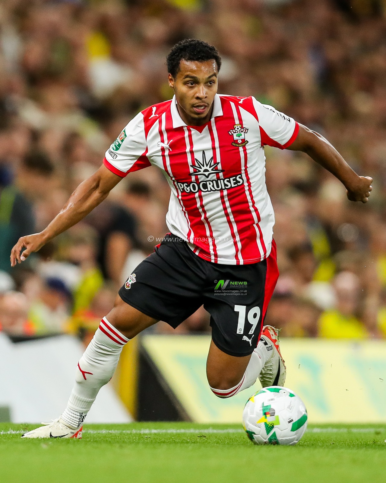 Cameron Archer of Southampton breaks with the ball during the Carabao Cup match Norwich City vs Southampton at Carrow Road, Norwich, United Kingdom, 26th August 2025

(Photo by Izzy Poles/News Images)
