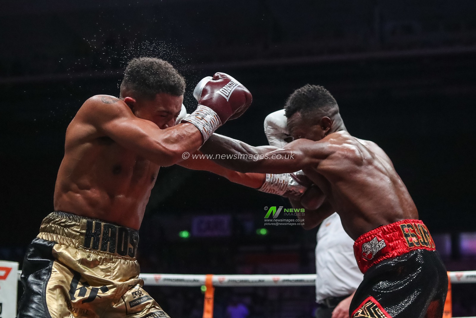 Thomas Essomba lands a right jab in the Thomas Essomba vs Marcel Braithwaite fight at the Sunny Edwards vs Felix Alvarado card at Utilita Arena, Sheffield, United Kingdom, 11th November 2022

(Photo by Gareth Evans/News Images)