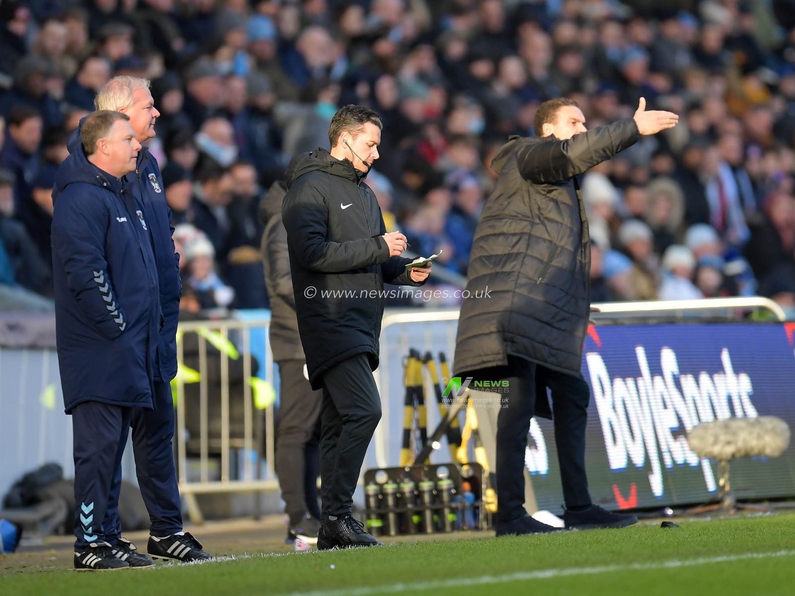 ValÃ©rien IsmaÃ«l manager of West Bromwich Albion shouting instructions to his team after conceding a goal late in the game.