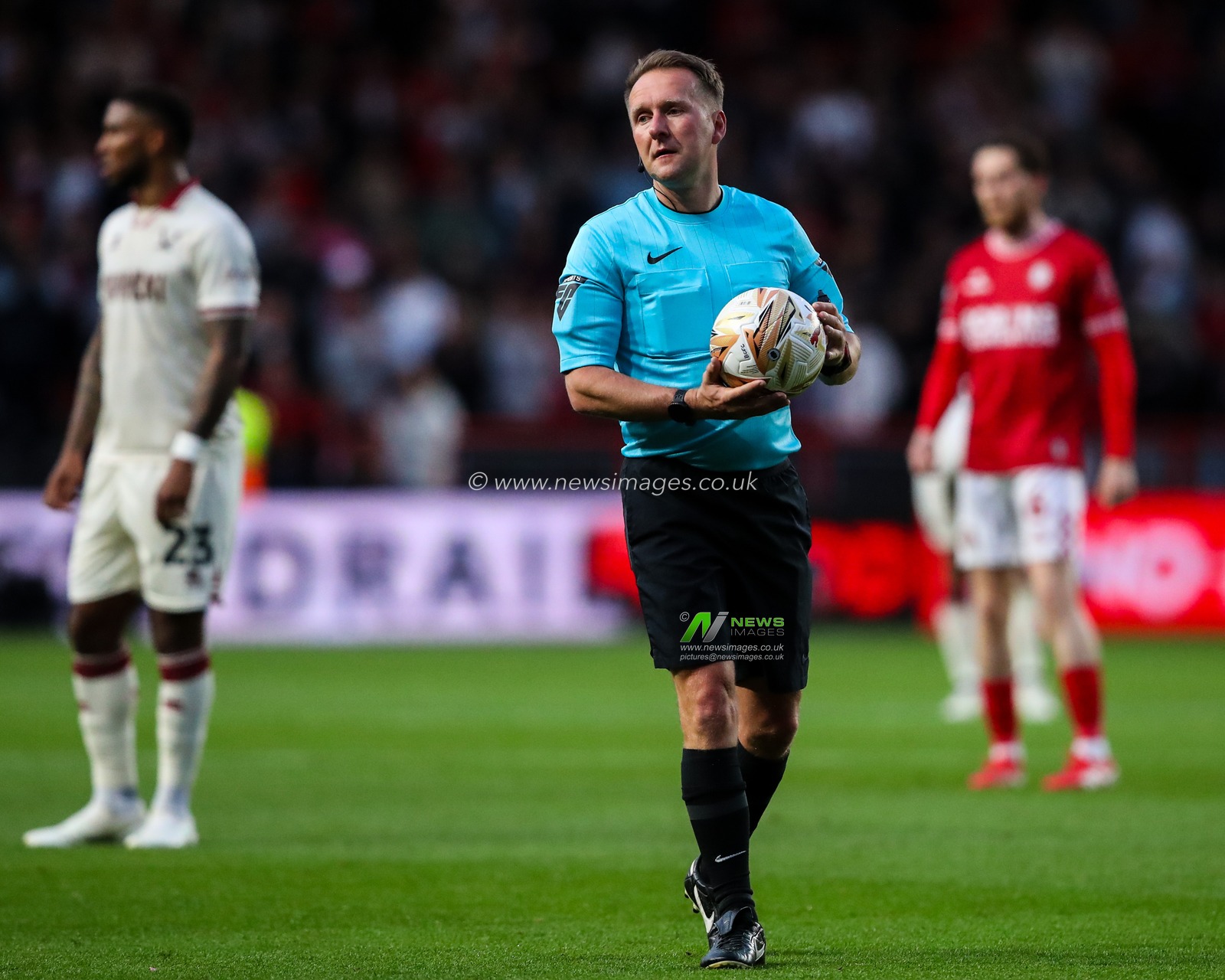 Referee Oliver Langford with the EFL play offs match ball during the Sky Bet Championship Playoff Semi-final match Bristol City vs Sheffield United at Ashton Gate, Bristol, United Kingdom, 8th May 2025

(Photo by Gareth Evans/News Images)