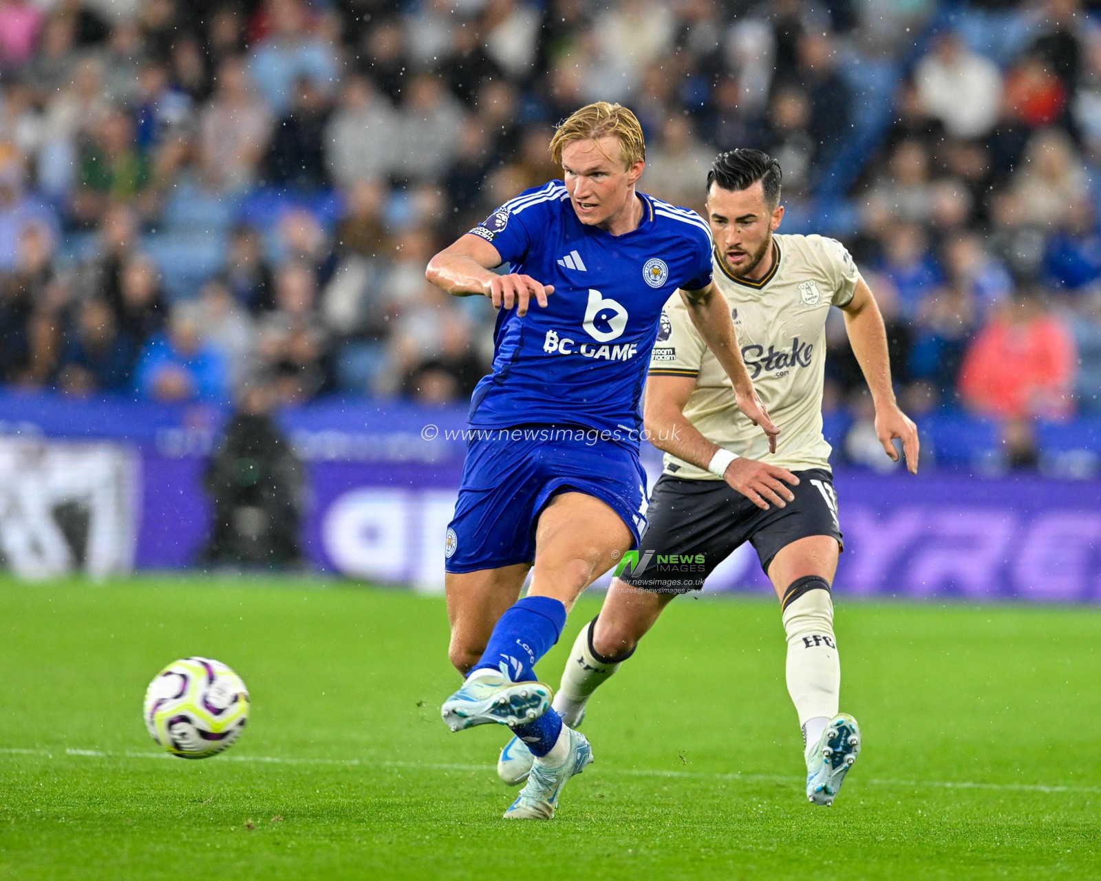 Victor Kristiansen (Leicester City) crosses the ball during the Premier League match Leicester City vs Everton at King Power Stadium, Leicester, United Kingdom, 21st September 2024

(Photo by Mark Dunn/News Images)