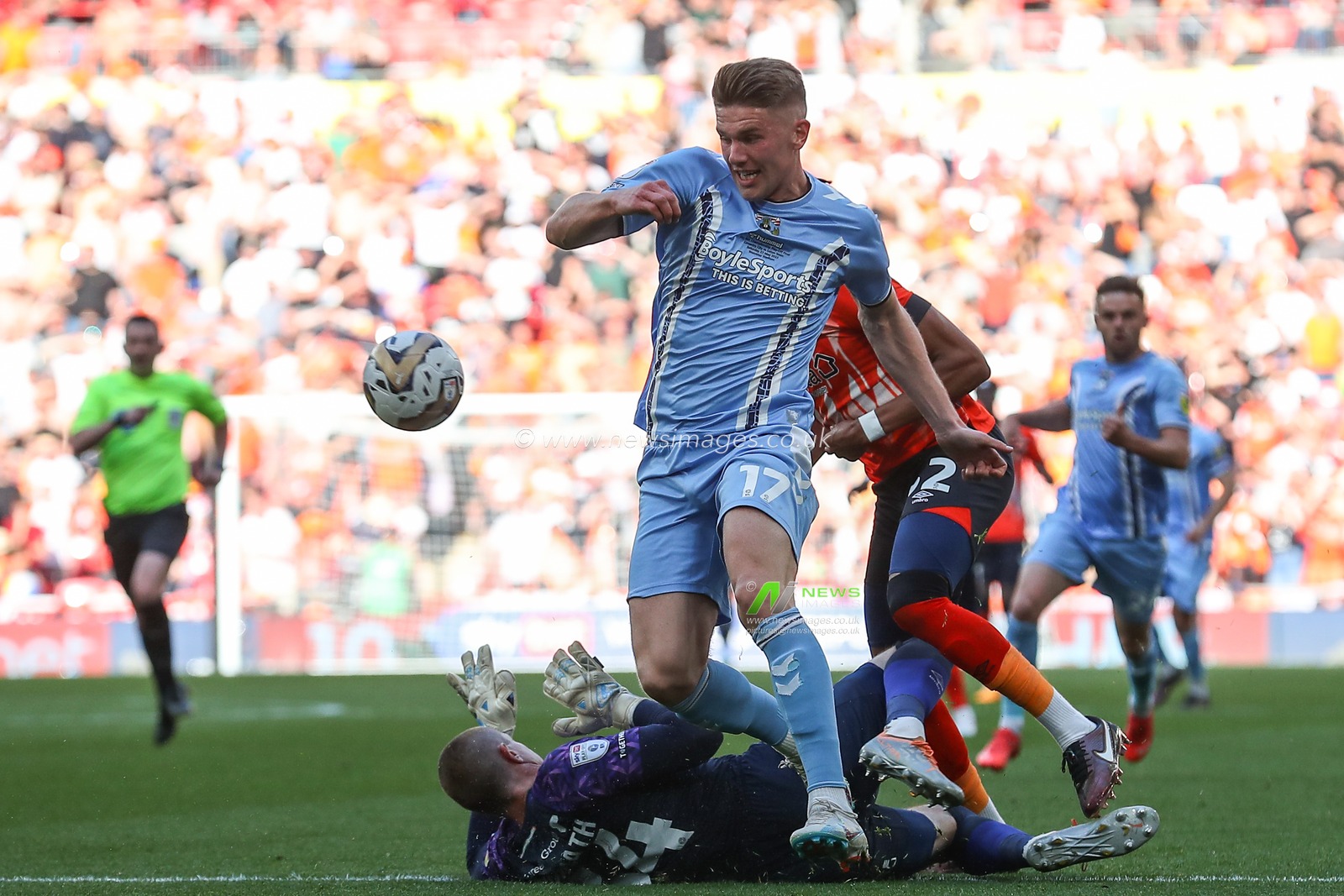 Ethan Horvath #34 of Luton Town tackles Viktor Gyokeres #17 of Coventry City during the Sky Bet Championship Play-Off Final match Coventry City vs Luton Town at Wembley Stadium, London, United Kingdom, 27th May 2023

(Photo by Gareth Evans/News Images)