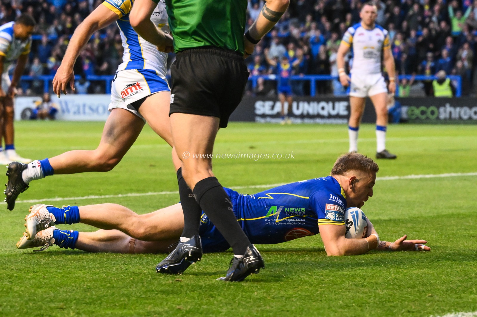Matt Dufty of Warrington Wolves goes over for a try during the Betfred Super League Round 17 match Warrington Wolves vs Leeds Rhinos at Halliwell Jones Stadium, Warrington, United Kingdom, 11th July 2024

(Photo by Craig Thomas/News Images)