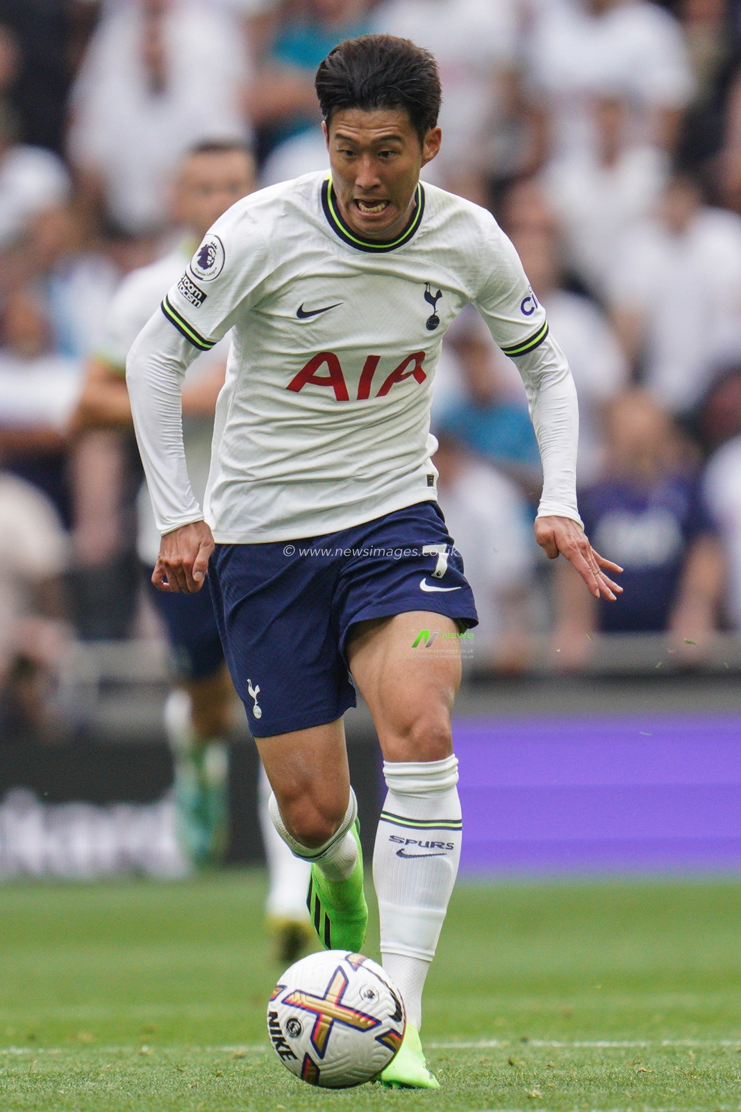 Son Heung-Min #7 of Tottenham Hotspur breaks with the ball during the Premier League match Tottenham Hotspur vs Fulham at Tottenham Hotspur Stadium, London, United Kingdom, 3rd September 2022

(Photo by Richard Washbrooke/News Images)