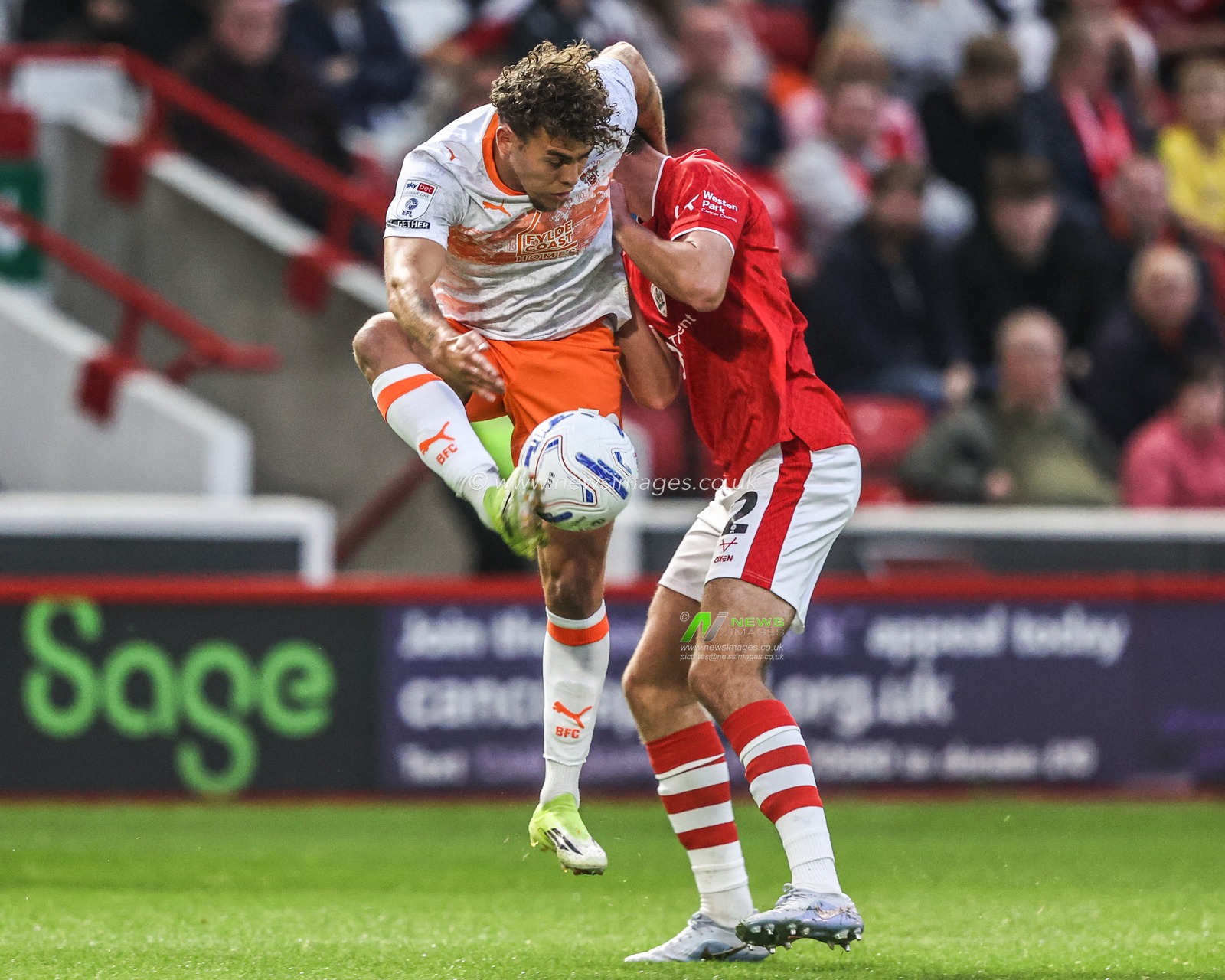 Dion Charles of Blackpool controls the ball under pressure from Arley Kay of Barnsley during the Sky Bet League One match Barnsley vs Blackpool at Oakwell, Barnsley, United Kingdom on 02 September 2026

(Photo by Alfie Cosgrove/News Images)