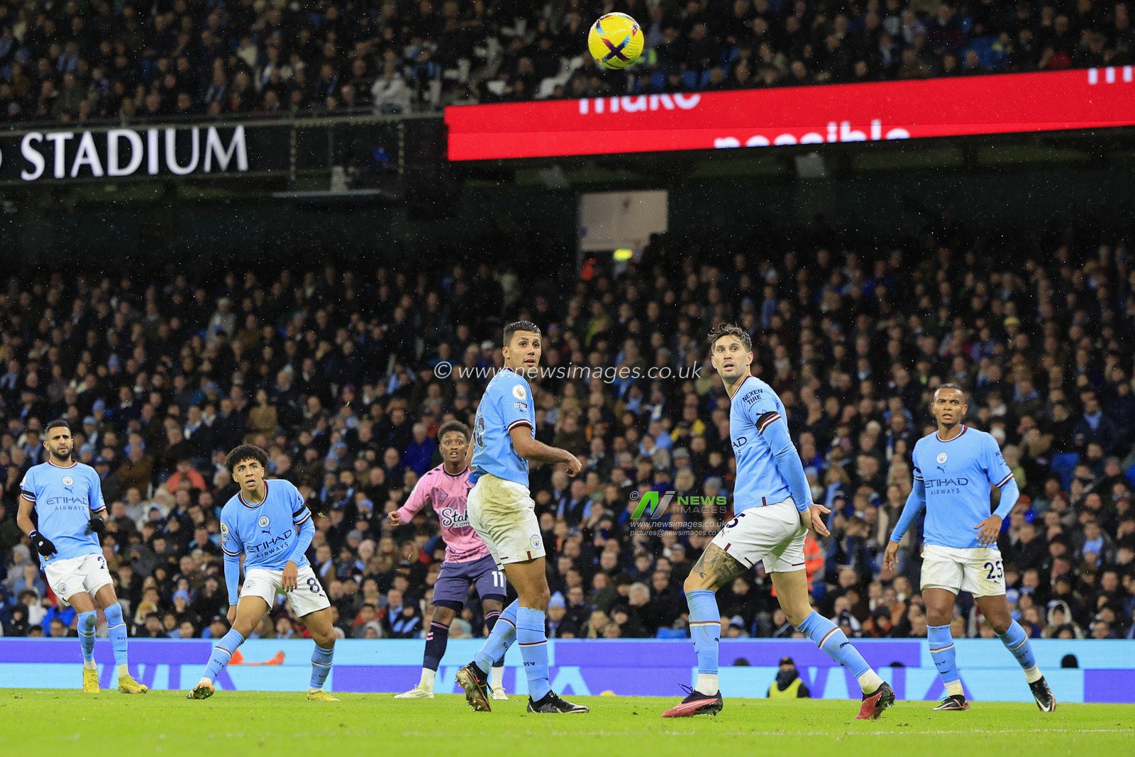 Demarai Gray #11 of Everton scores to make it 1-1 during the Premier League match Manchester City vs Everton at Etihad Stadium, Manchester, United Kingdom, 31st December 2022

(Photo by Conor Molloy/News Images)