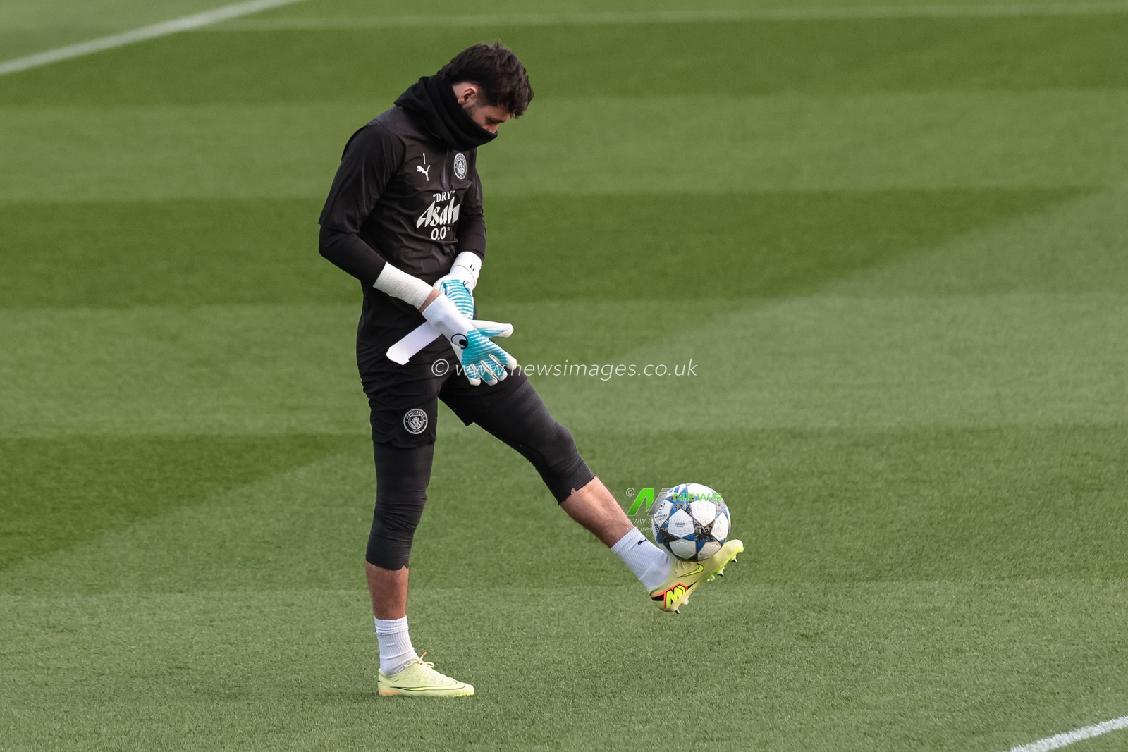 Manchester City goalkeeper James Trafford during the UEFA Champions League training session Matchday 5 of 8 Manchester City vs Bayer 04 Leverkusen at Etihad Campus, Manchester, United Kingdom, 24th November 2025

(Photo by Mark Cosgrove/News Images)

*** GER AUT SUI OUT ***