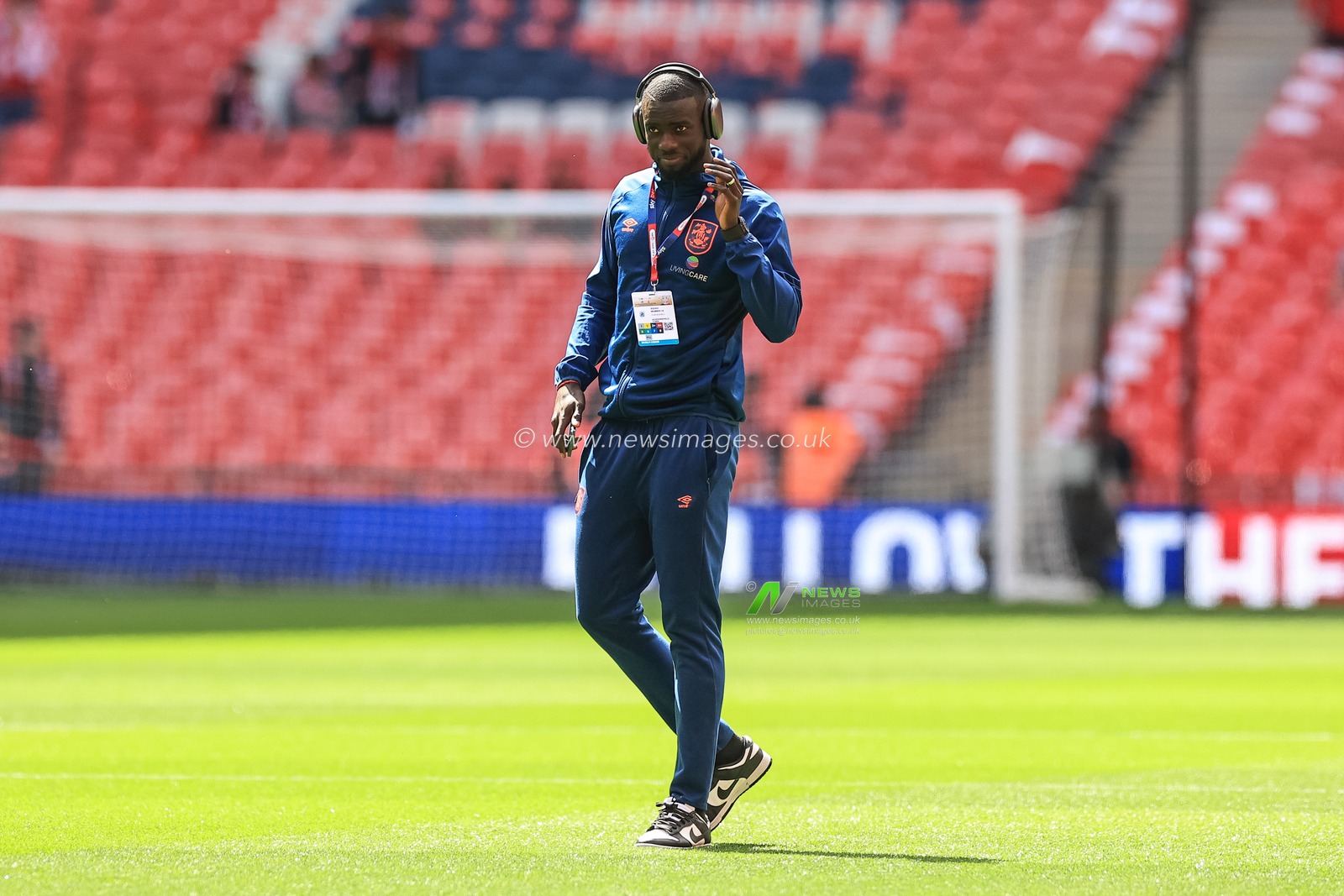 Naby Sarr #23 of Huddersfield Town arrives at Wembley