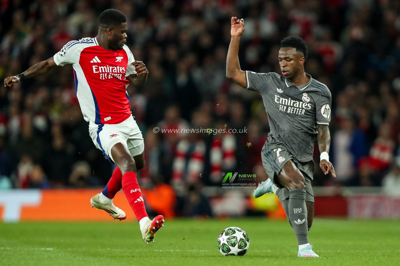 VinÃ­cius JÃºnior of Real Madrid is put under pressure by Thomas of Arsenal during the UEFA Champions League Quarter-finals match Arsenal vs Real Madrid at Emirates Stadium, London, United Kingdom, 8th April 2025

(Photo by Izzy Poles/News Images)
