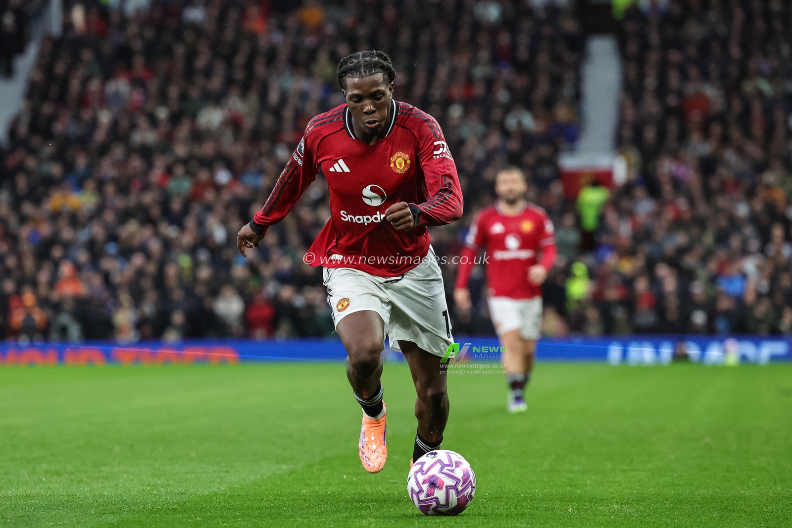 Patrick Dorgu of Manchester United breaks with the ball during the Premier League match Manchester United vs Chelsea at Old Trafford, Manchester, United Kingdom, 20th September 2025

(Photo by Mark Cosgrove/News Images)