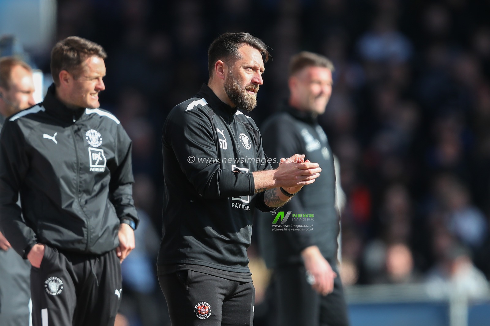 Stephen Dobbie interim head coach of Blackpool applauds his players during the Sky Bet Championship match Luton Town vs Blackpool at Kenilworth Road, Luton, United Kingdom, 10th April 2023

(Photo by Gareth Evans/News Images)