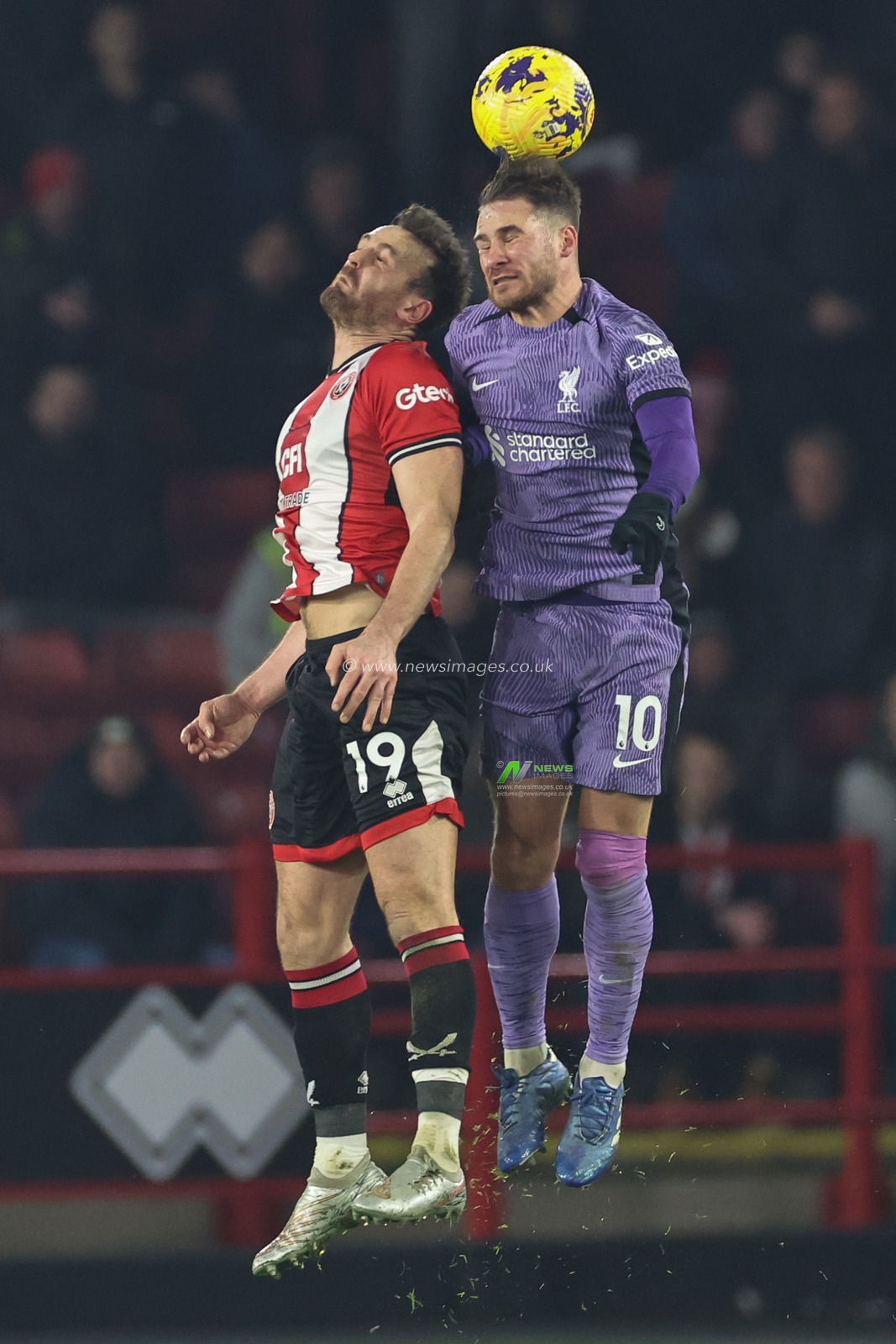Jack Robinson #19 of Sheffield United and Alexis Mac Allister #10 of Liverpool battle for the ball during the Premier League match Sheffield United vs Liverpool at Bramall Lane, Sheffield, United Kingdom, 6th December 2023

(Photo by Mark Cosgrove/News Images)