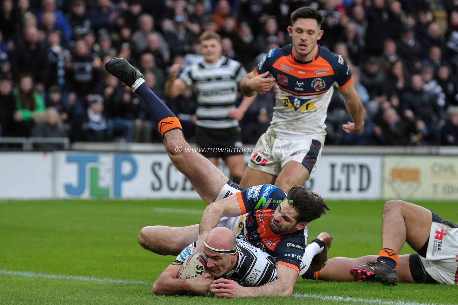 Danny Houghton #9 of Hull FC goes over for a try and makes the score 30-6 during the Betfred Super League Round 1 match Hull FC vs Castleford Tigers at MKM Stadium, Hull, United Kingdom, 19th February 2023

(Photo by James Heaton/News Images)